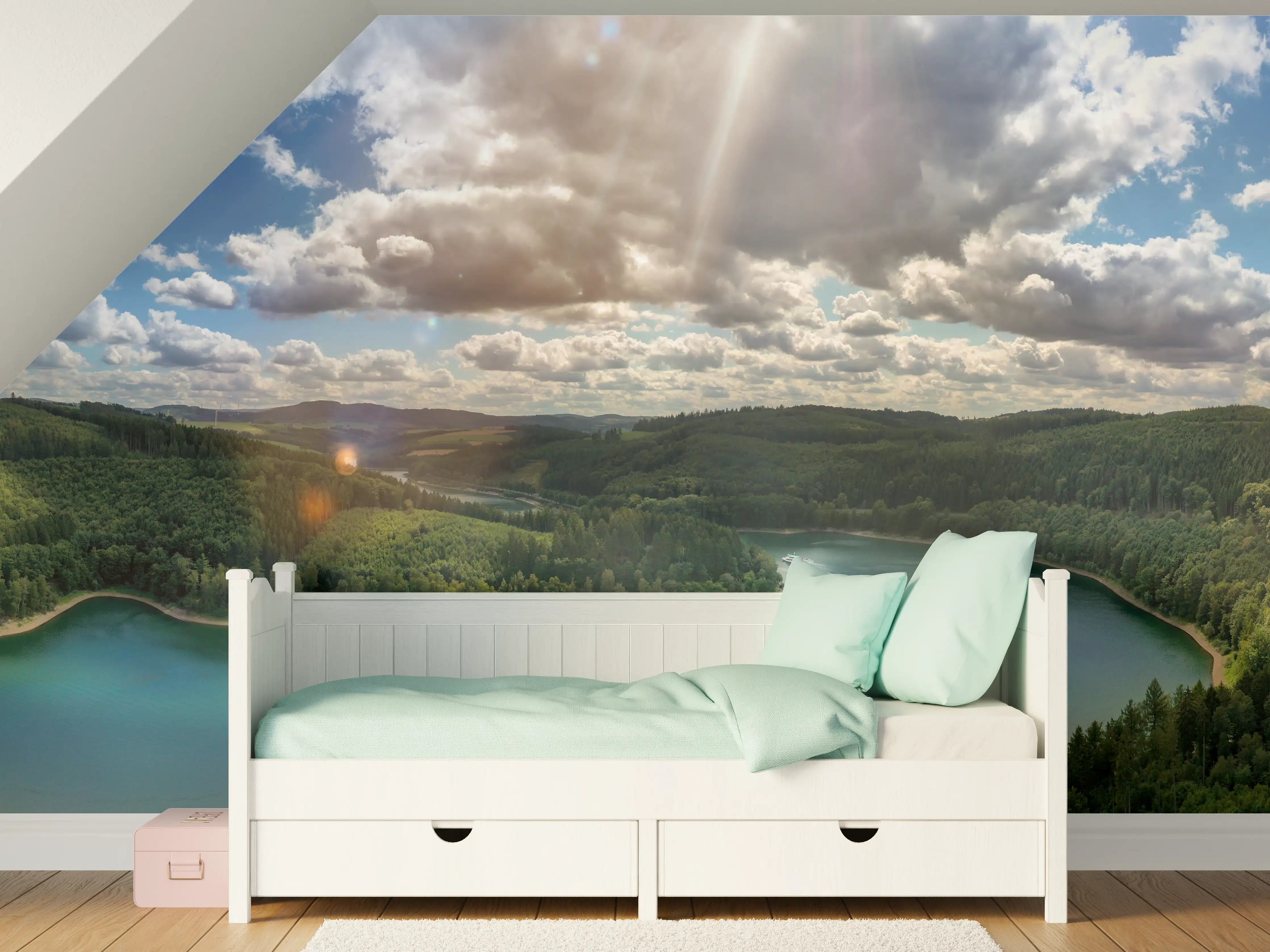 Kinderzimmer Wandgestaltung - Bergsee unter Wolken mit Sonnenstrahlen