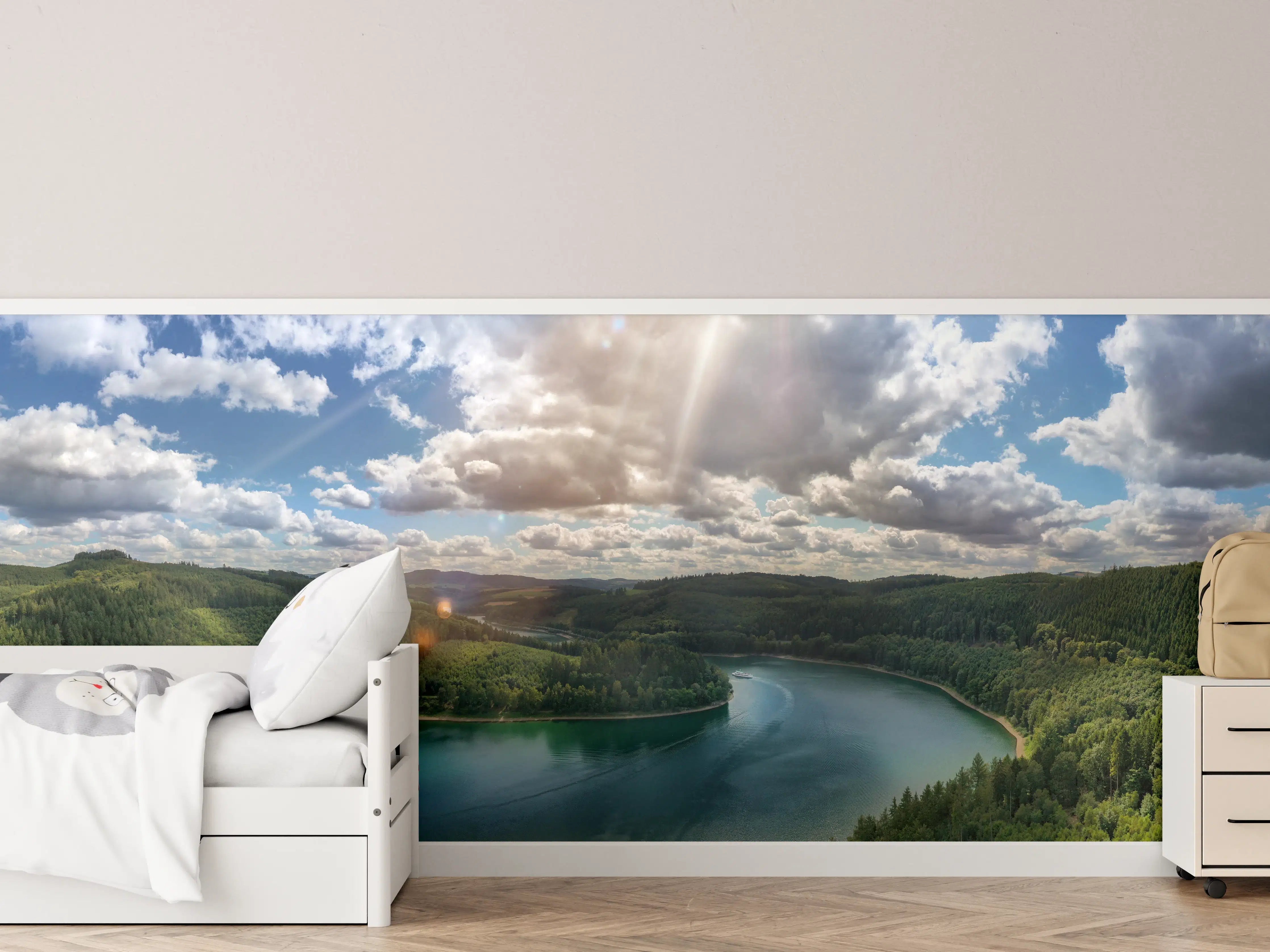 Kinderzimmer Wandgestaltung - Bergsee unter Wolken mit Sonnenstrahlen