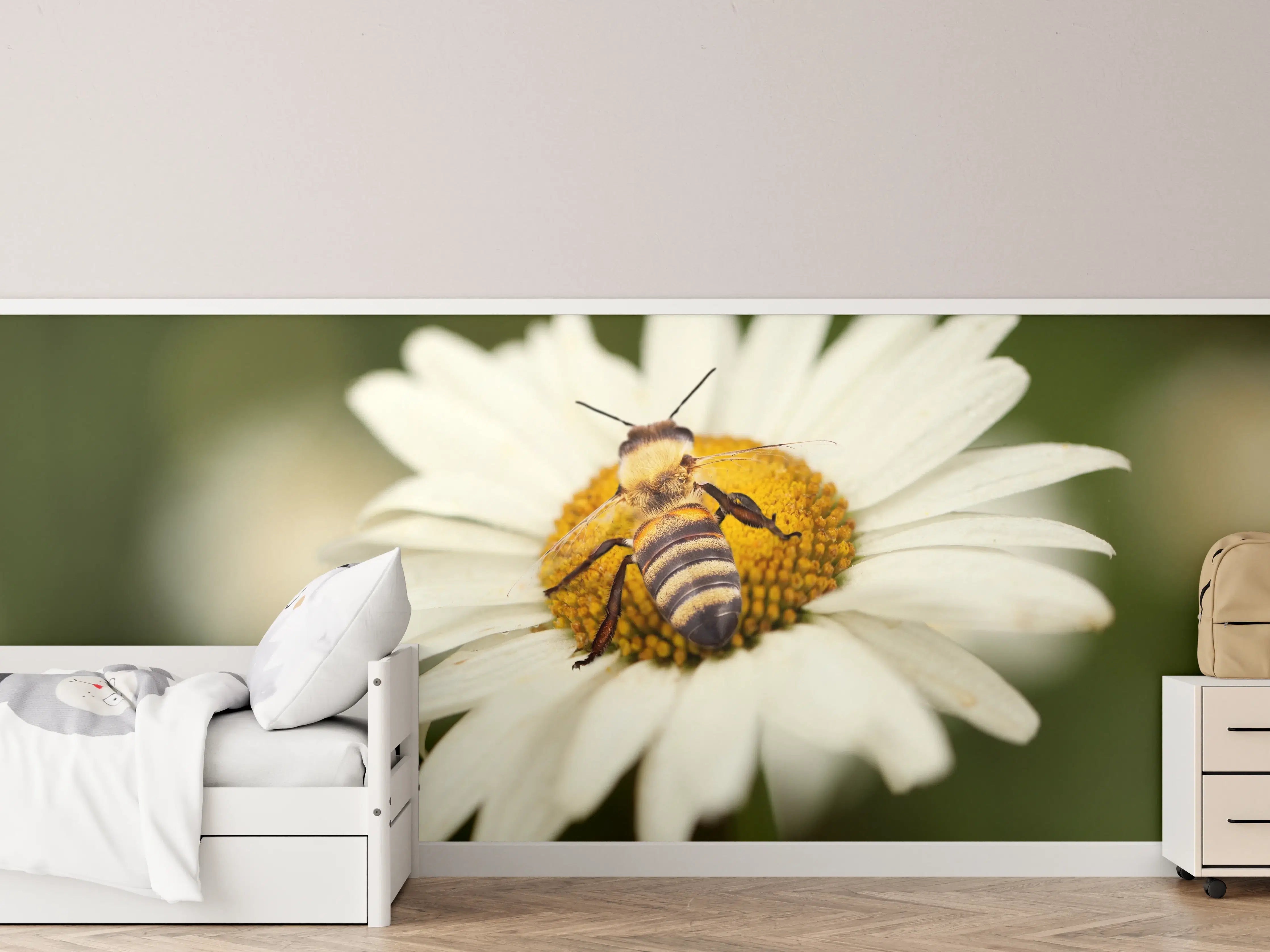 Kinderzimmer Wandgestaltung - Biene auf einem Gänseblümchen