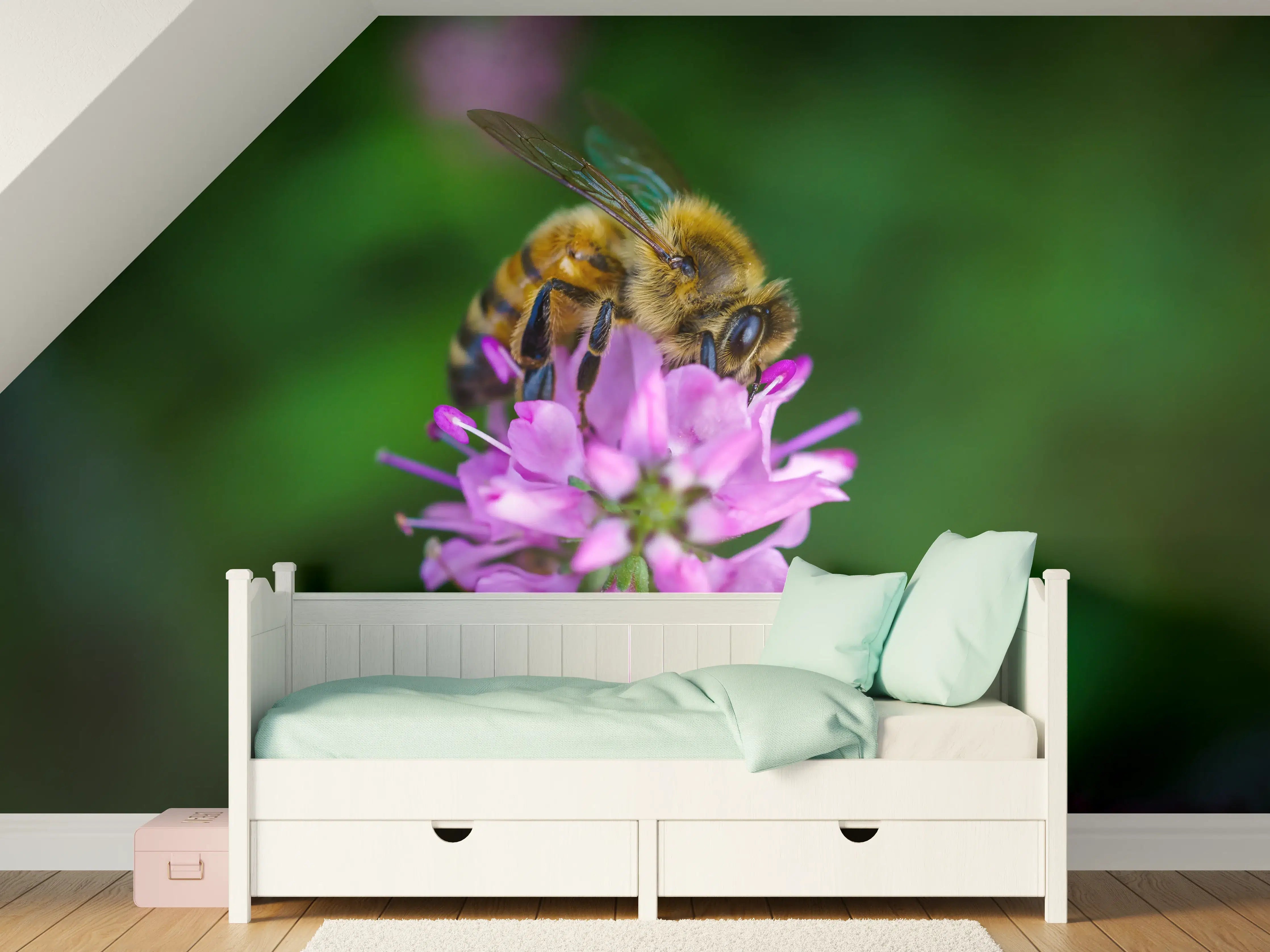 Kinderzimmer Wandgestaltung - Biene auf lila Blüte