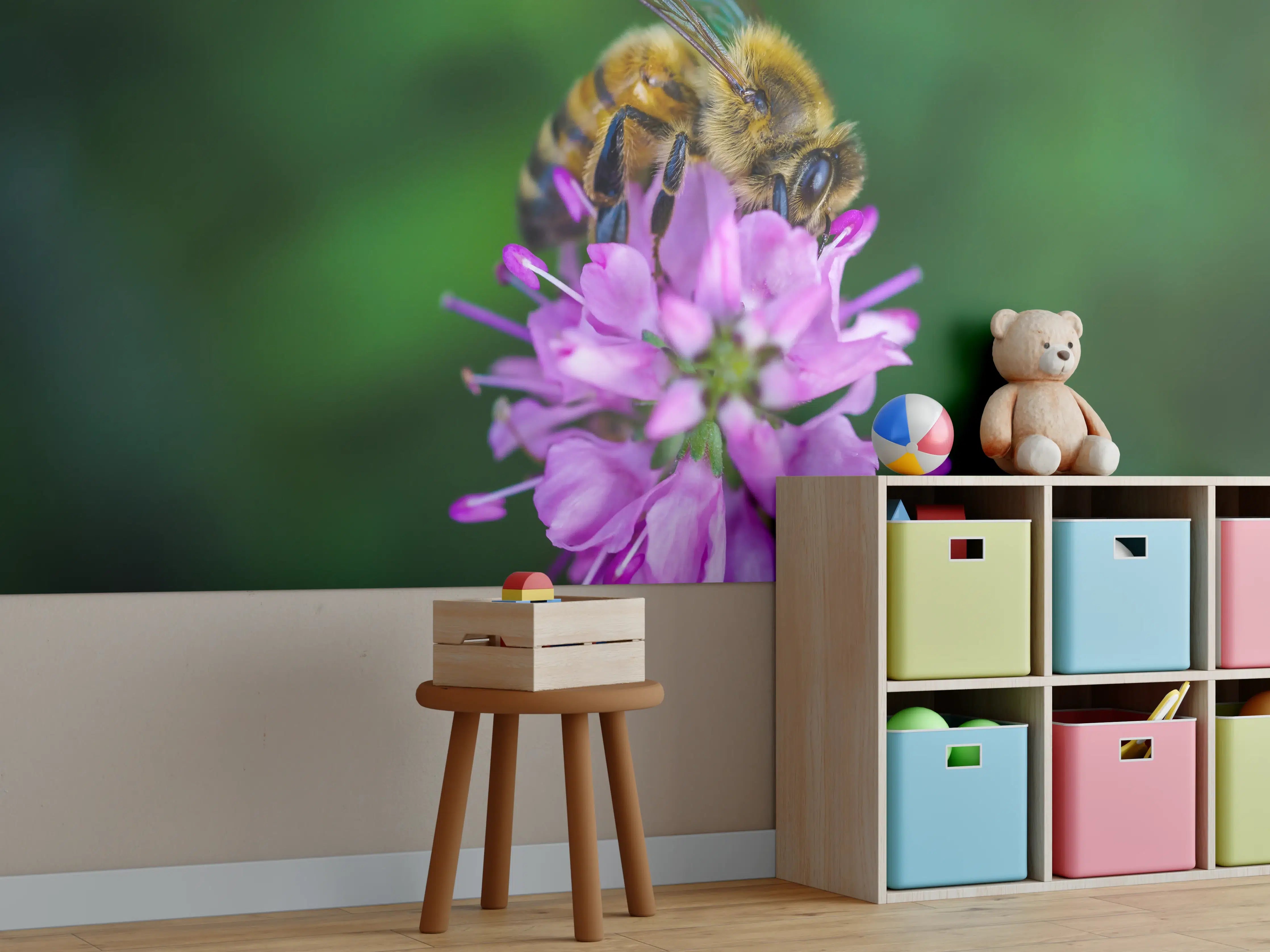 Kinderzimmer Wandgestaltung - Biene auf lila Blüte