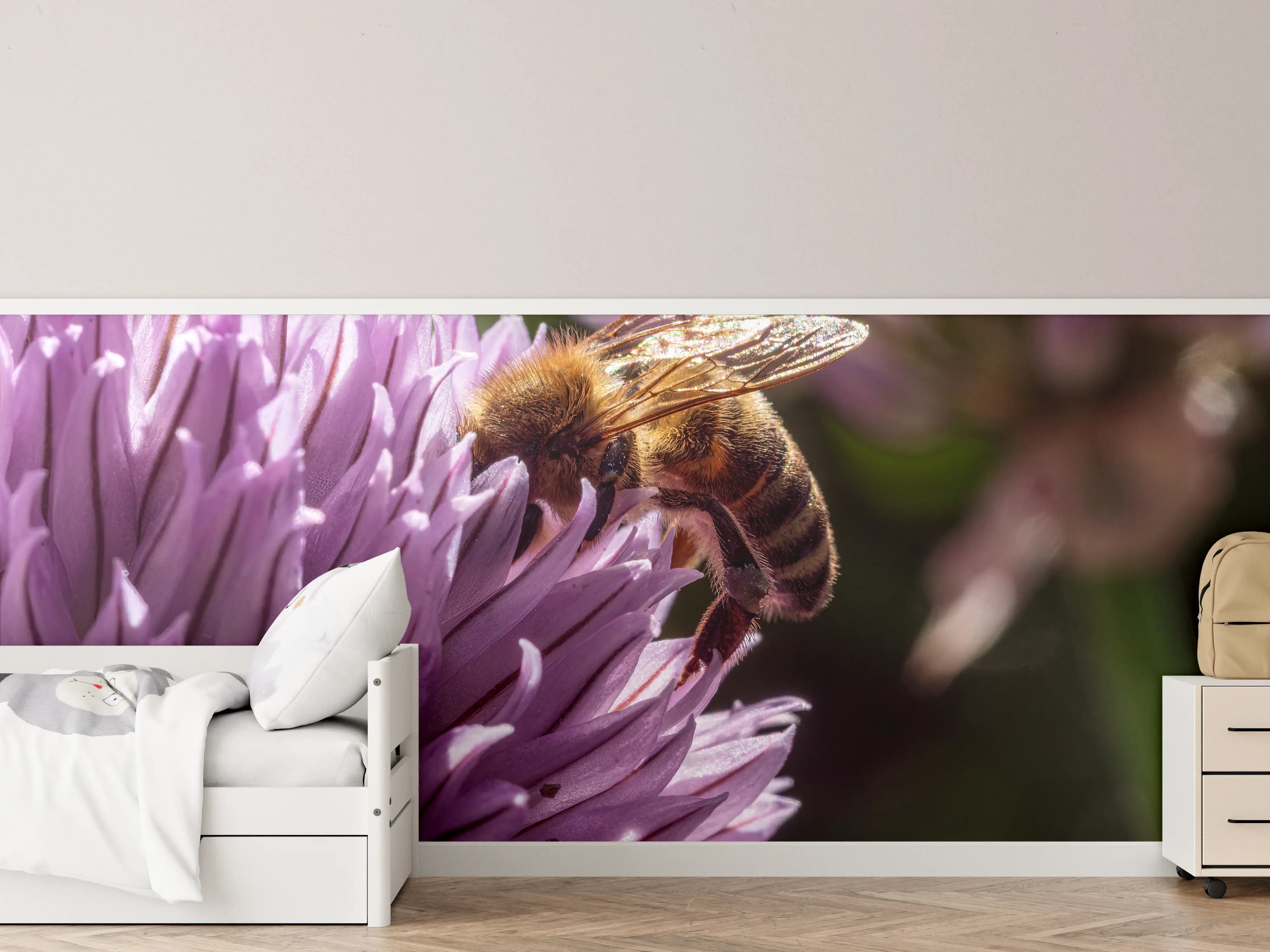 Kinderzimmer Wandgestaltung - Biene auf lila Blume im Sonnenschein