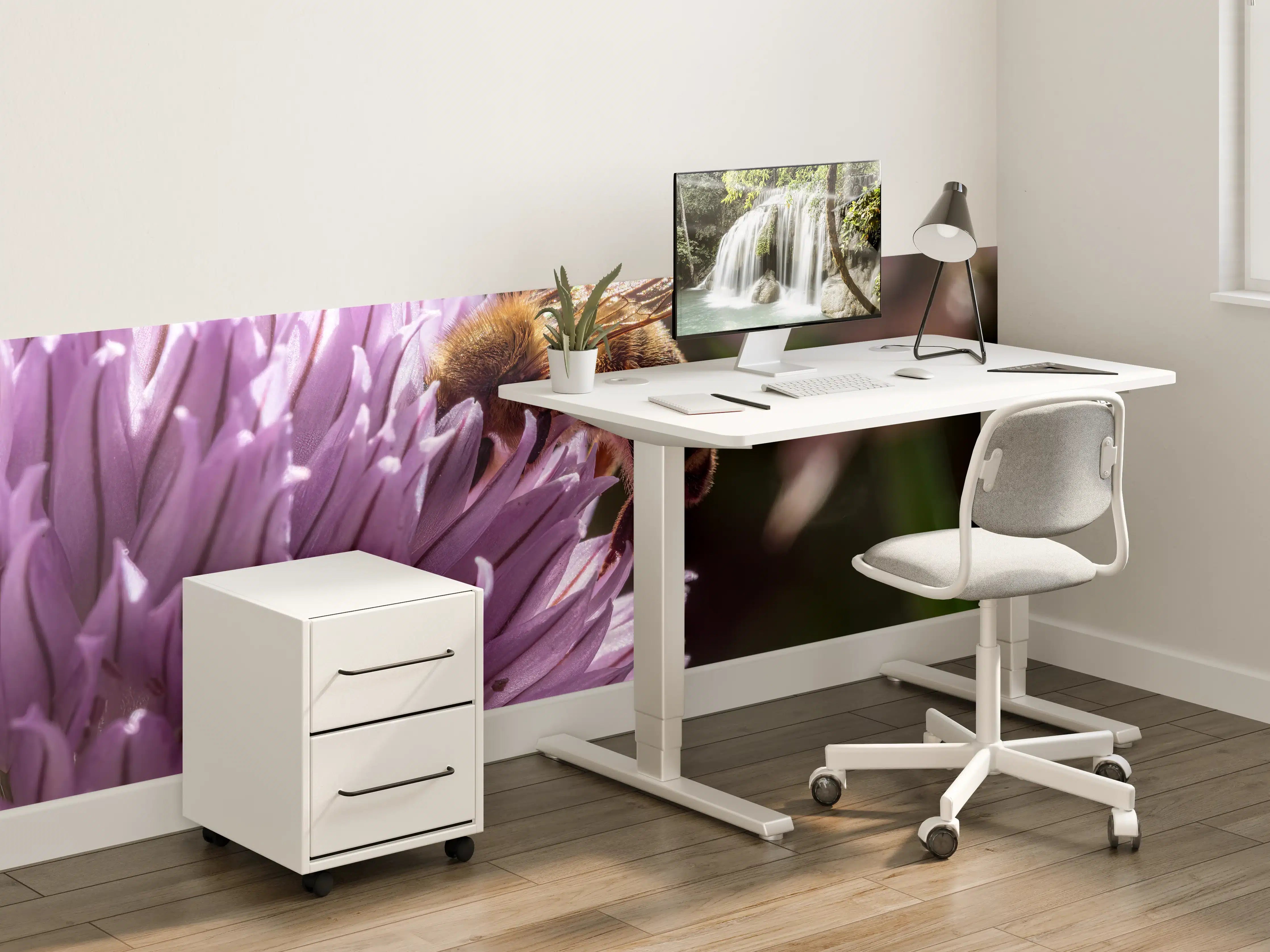 Kinderzimmer Wandgestaltung - Biene auf lila Blume im Sonnenschein