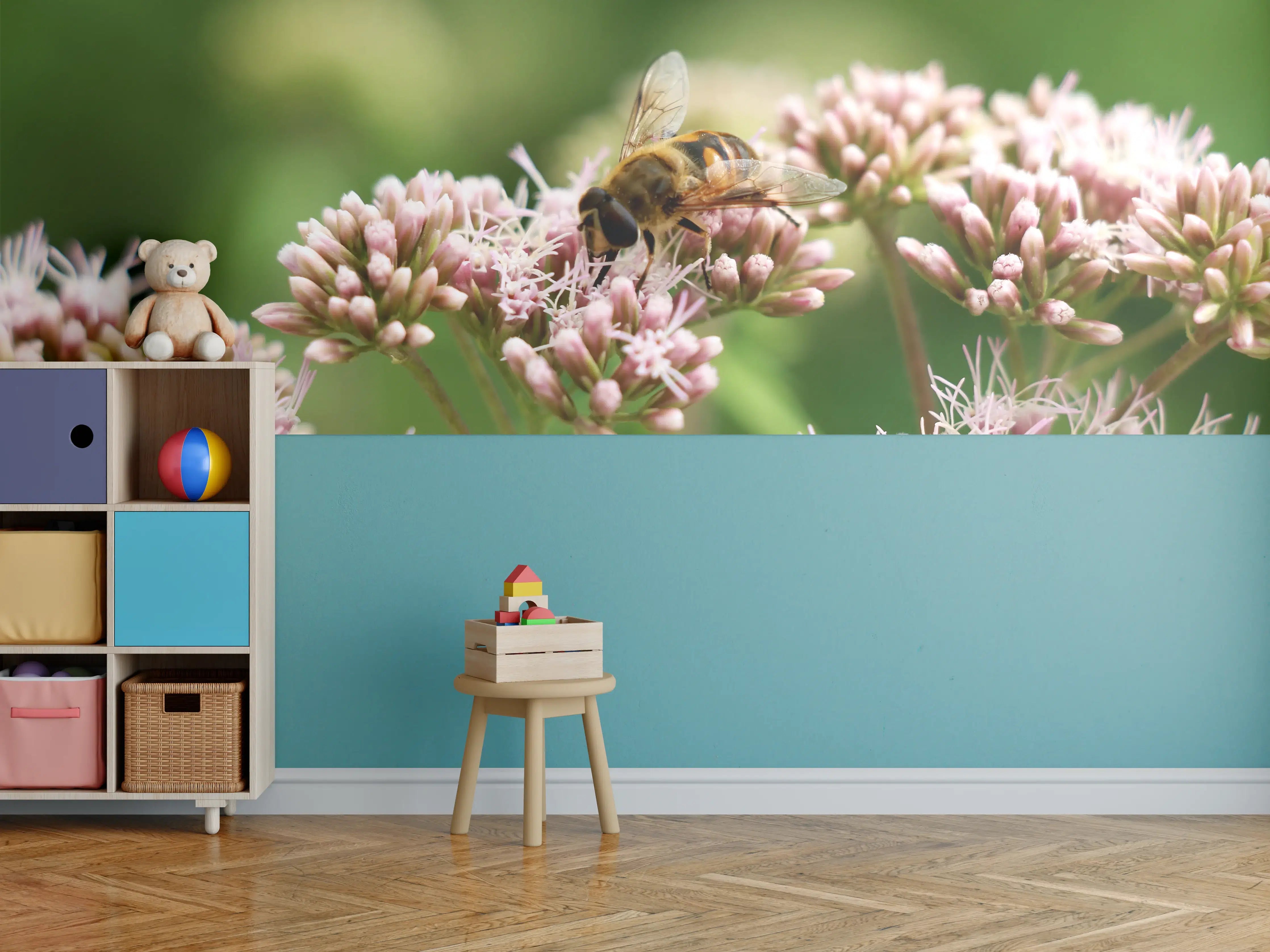 Kinderzimmer Wandgestaltung - Biene auf rosa Blumen im Grünen