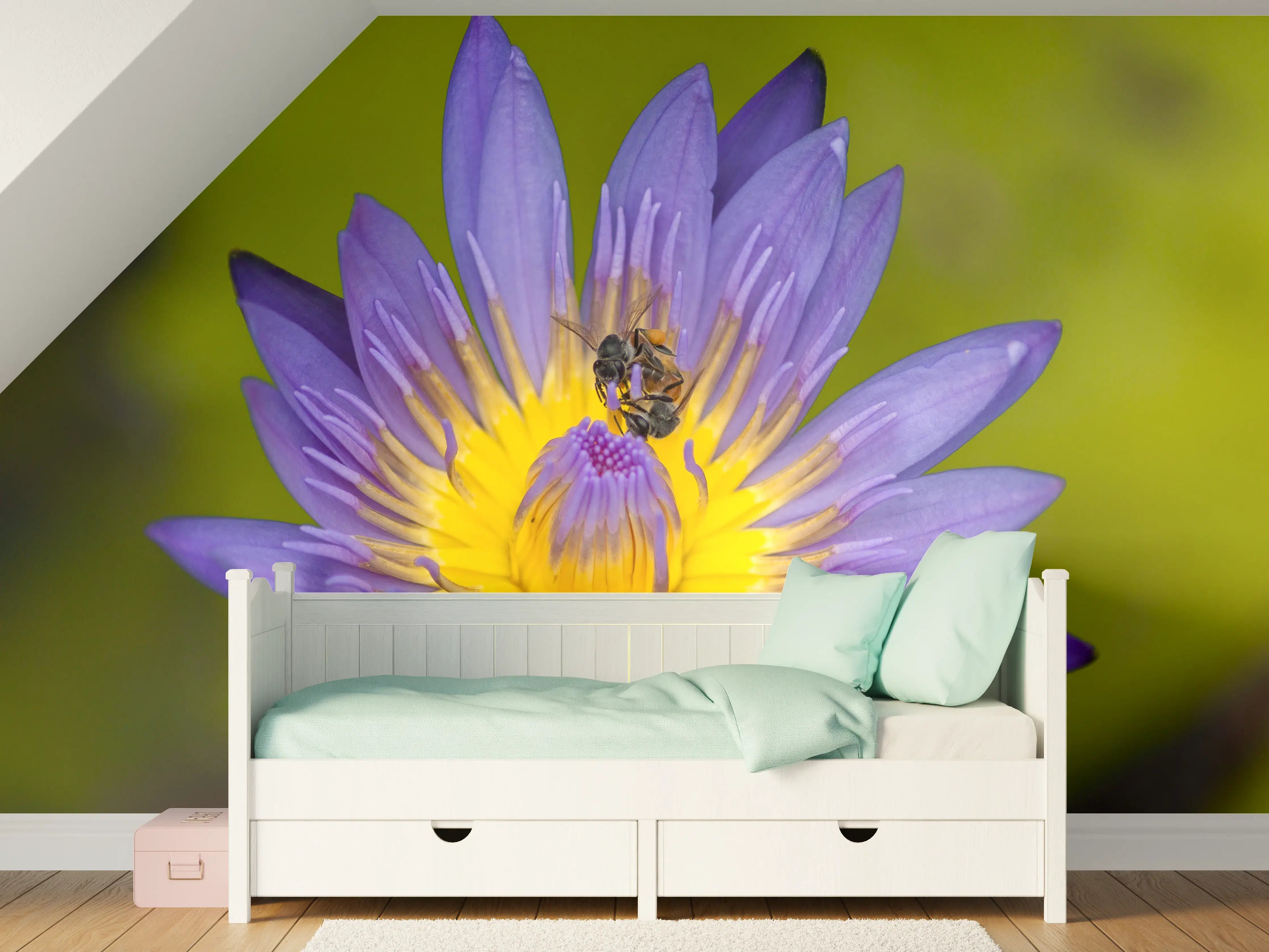 Kinderzimmer Wandgestaltung - Biene sammelt Nektar