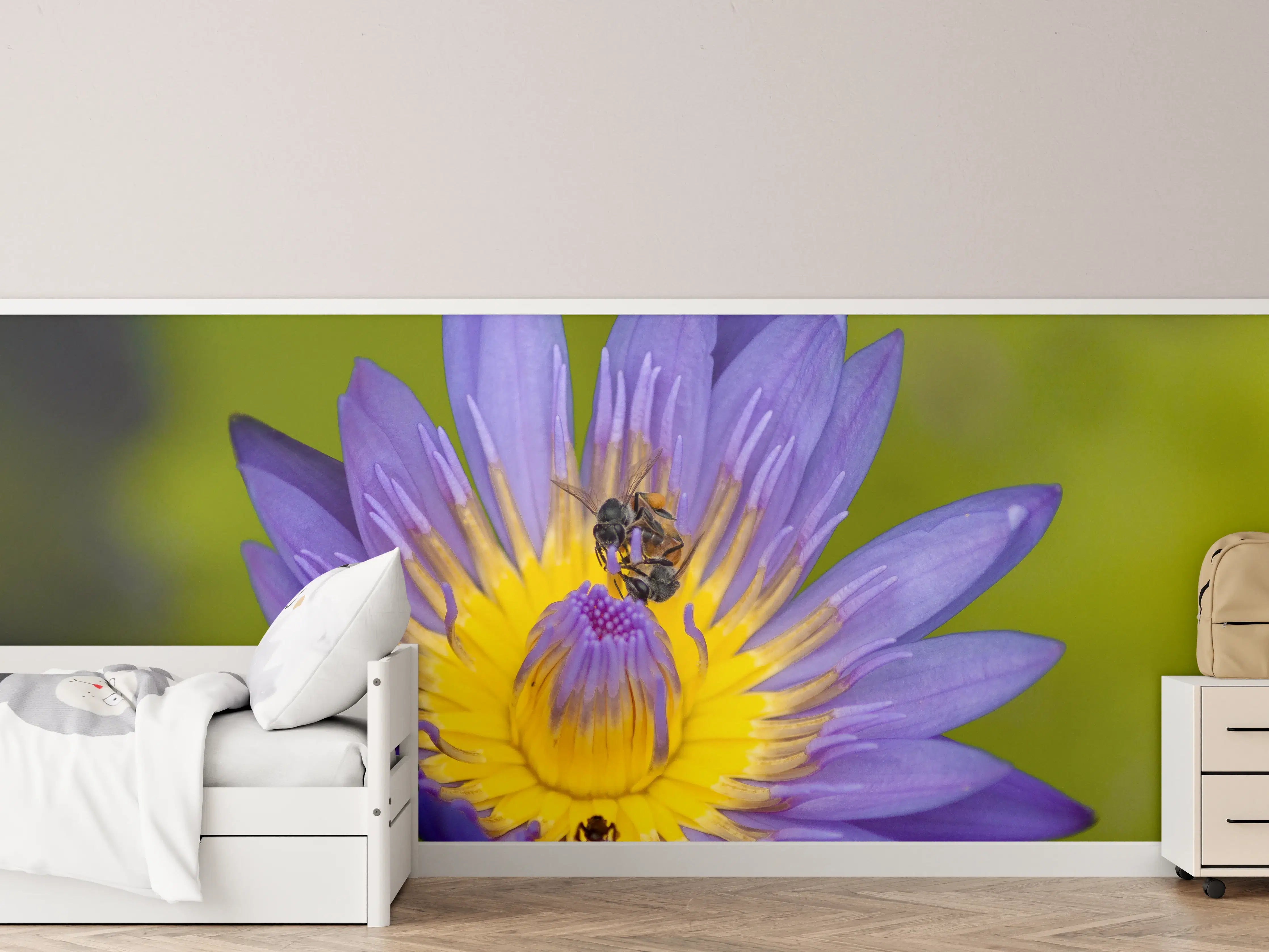 Kinderzimmer Wandgestaltung - Biene sammelt Nektar