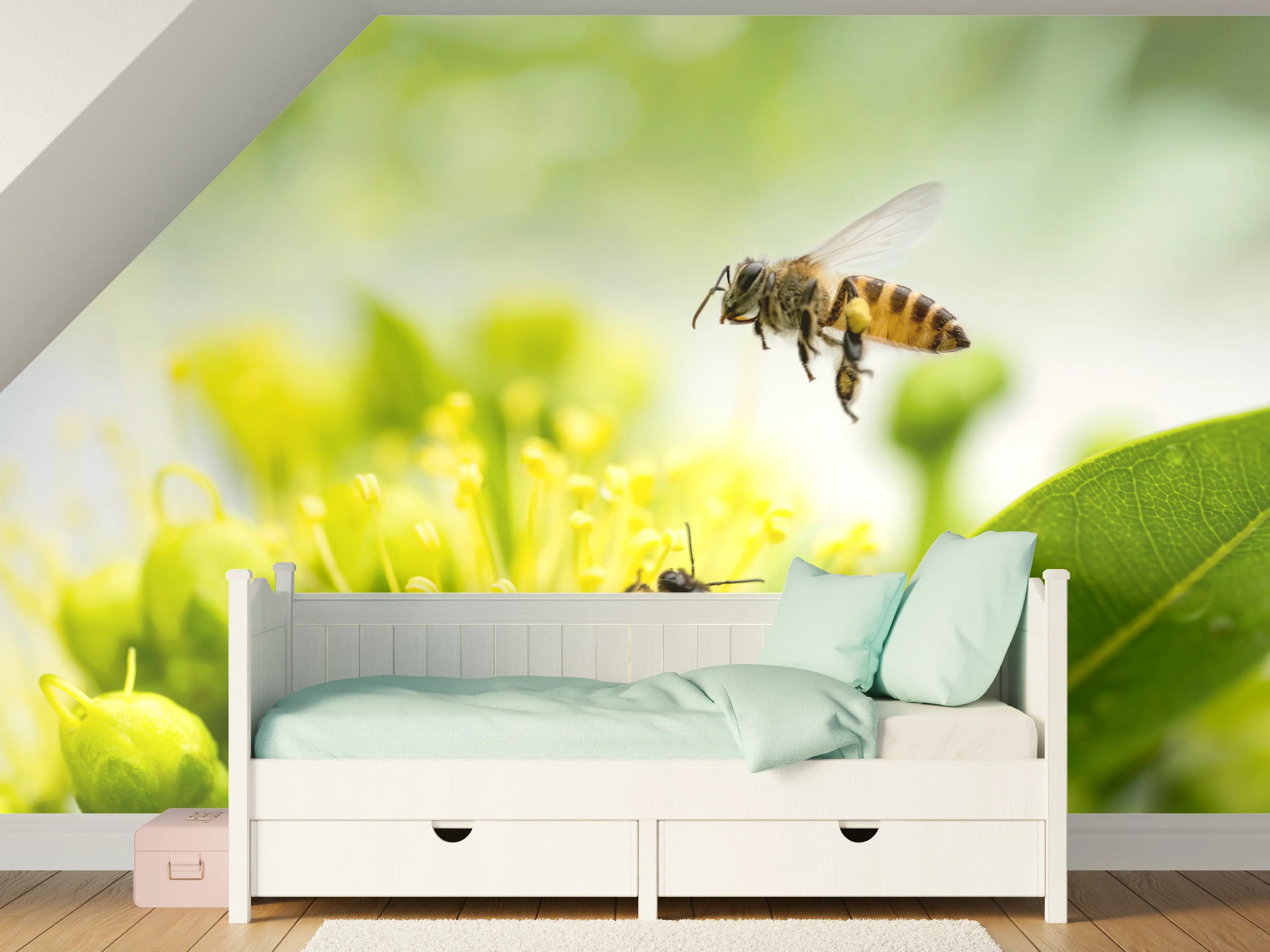 Kinderzimmer Wandgestaltung - Biene sammelt Pollen an einer Blüte
