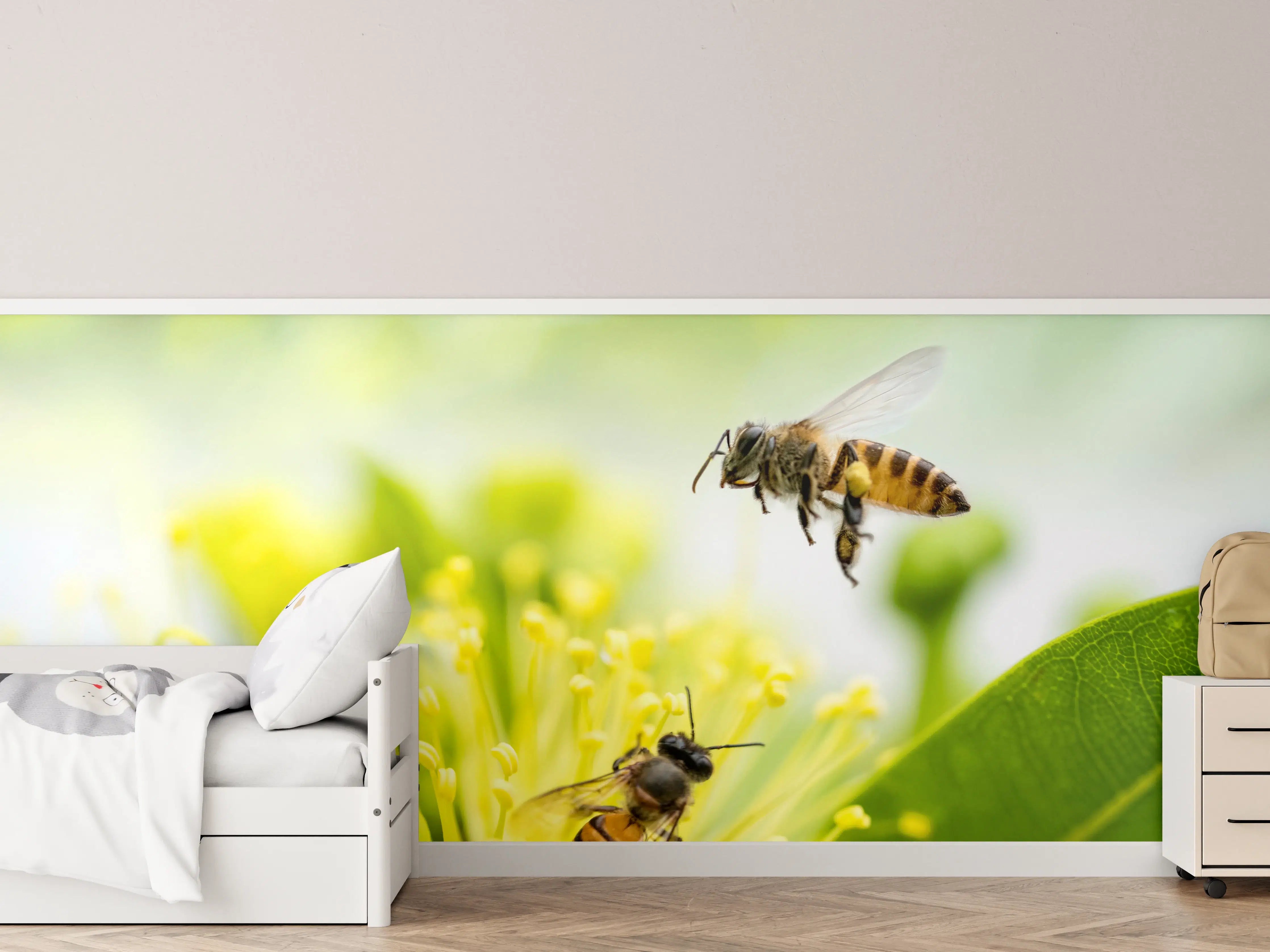 Kinderzimmer Wandgestaltung - Biene sammelt Pollen an einer Blüte