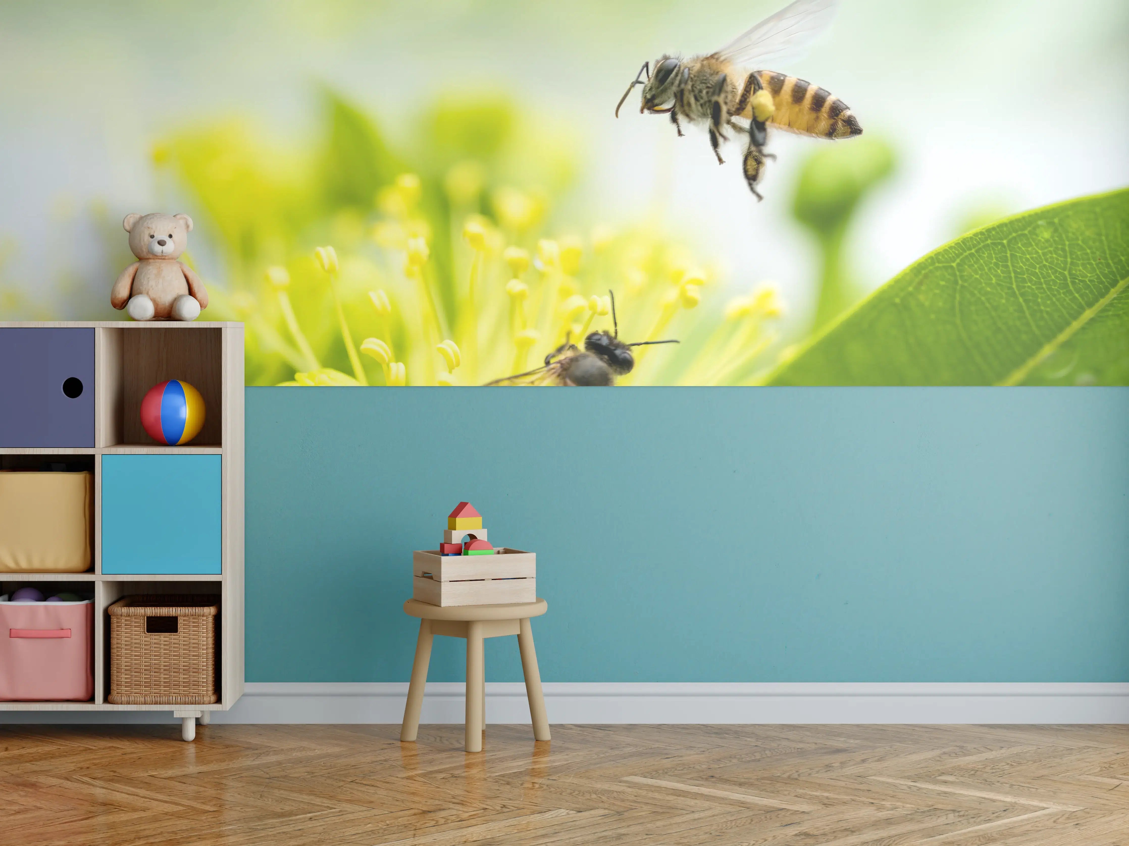 Kinderzimmer Wandgestaltung - Biene sammelt Pollen an einer Blüte
