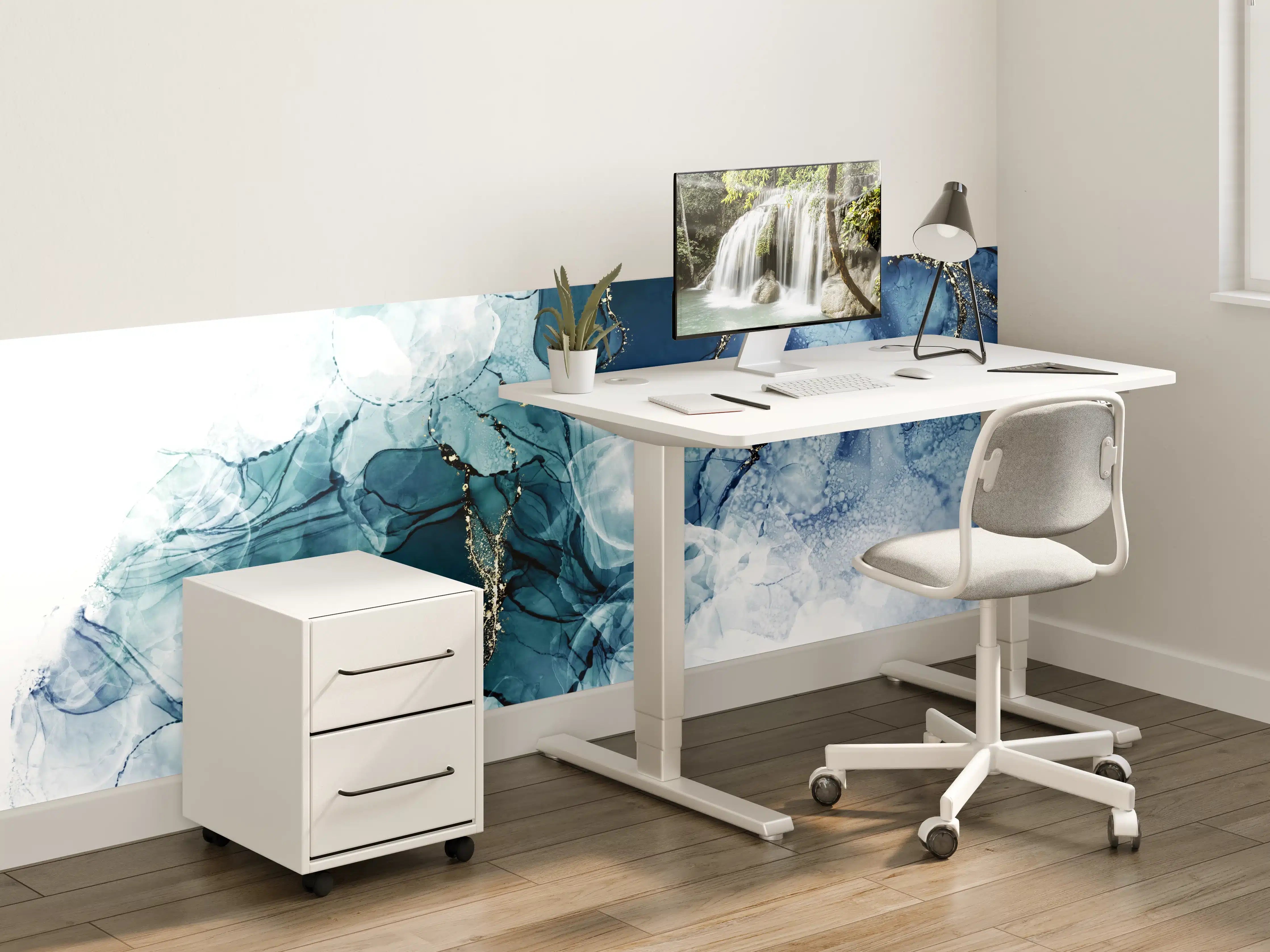 Kinderzimmer Wandgestaltung - Blau-Weiße Aquarellkunst mit Goldakzenten