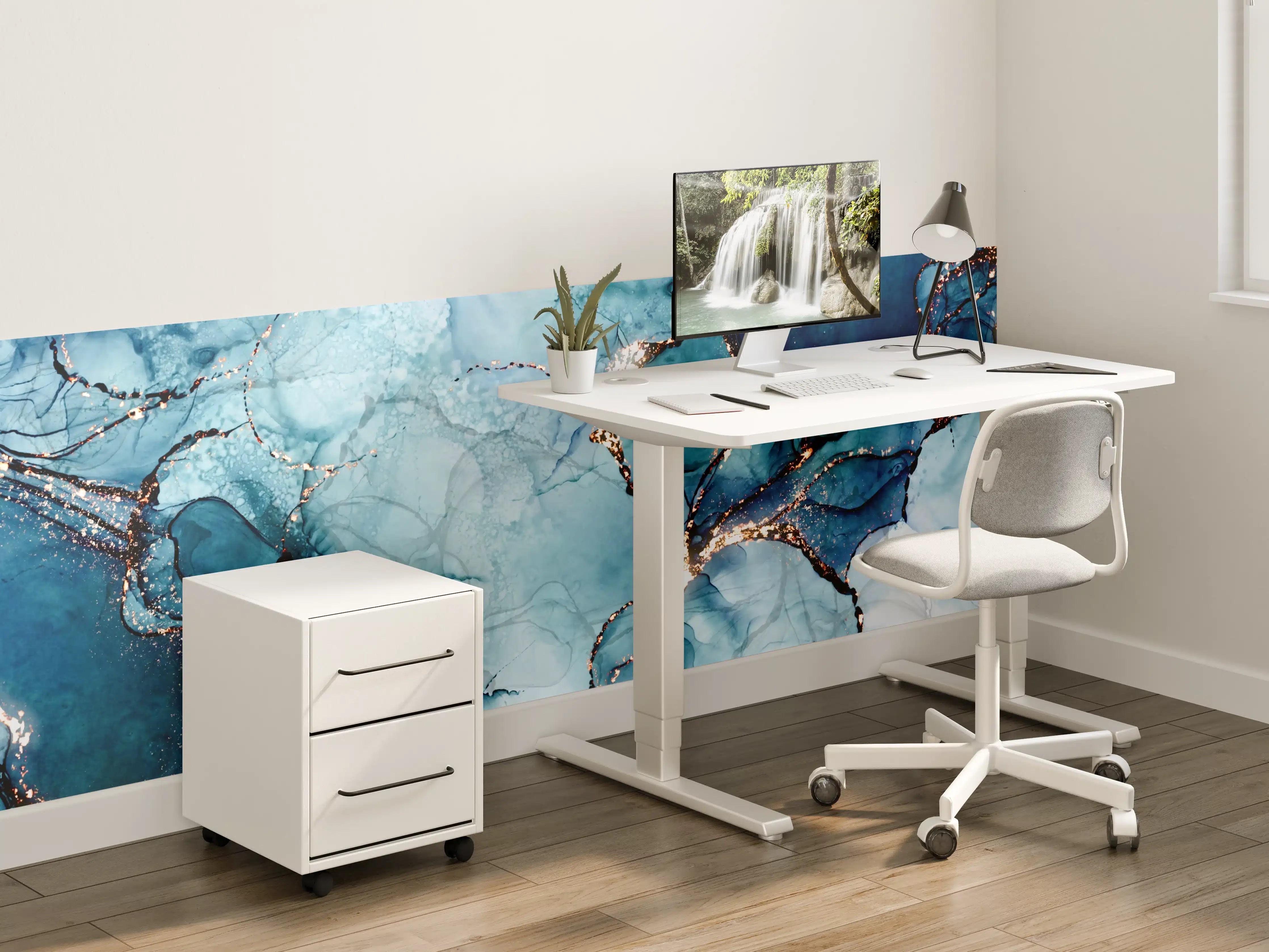 Kinderzimmer Wandgestaltung - Blaue Aquarell-Textur mit Goldakzenten