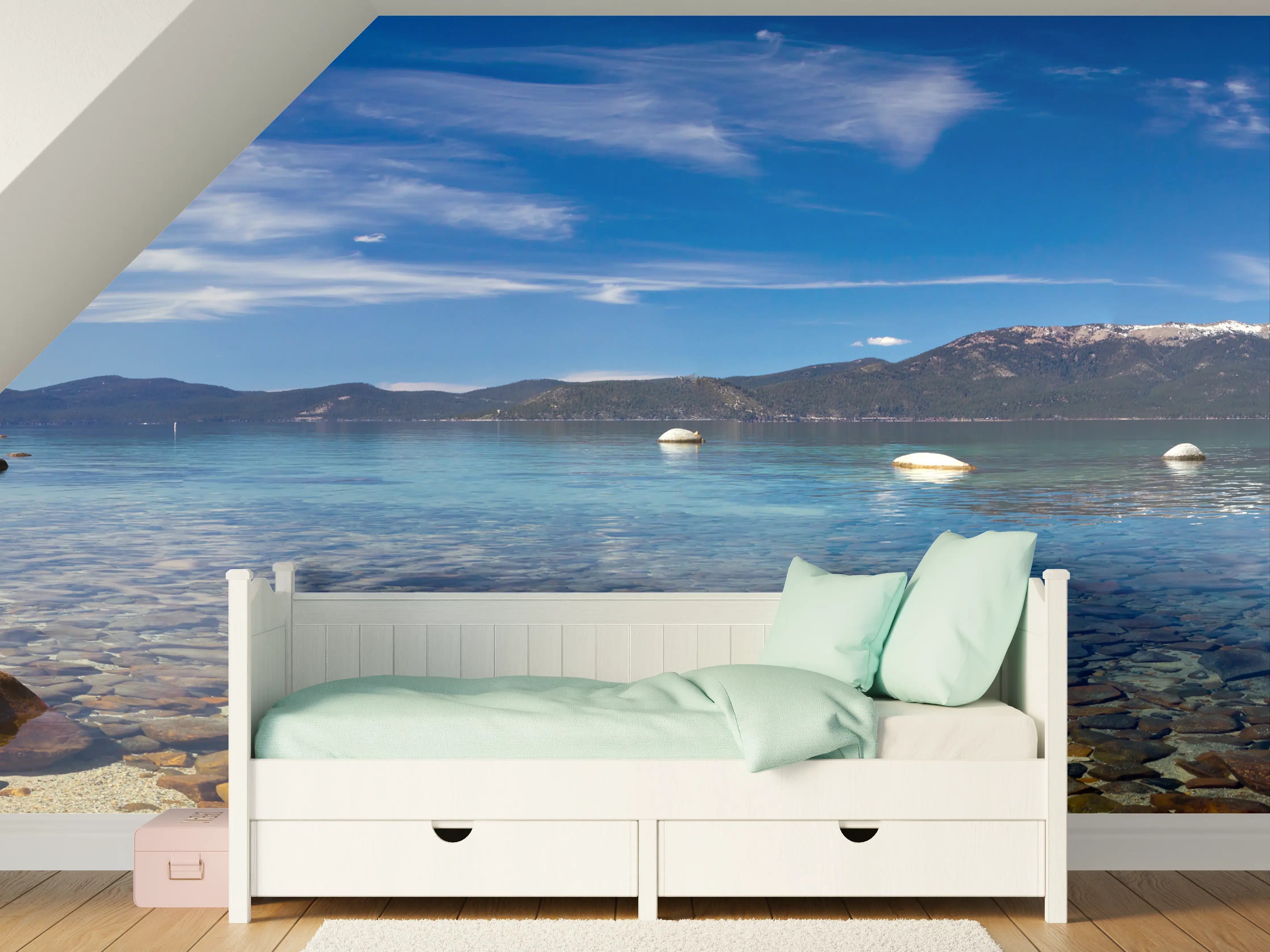 Kinderzimmer Wandgestaltung - Blaue Seenlandschaft mit Bergen und Himmel