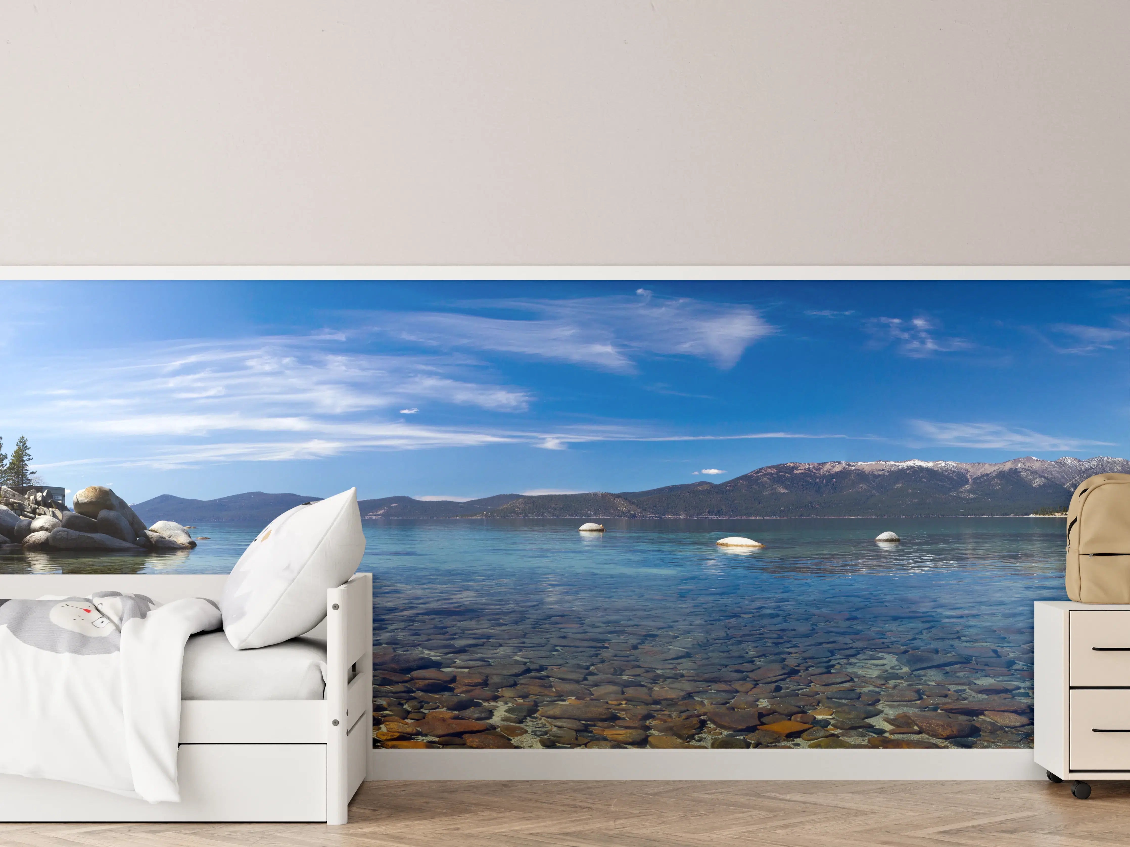 Kinderzimmer Wandgestaltung - Blaue Seenlandschaft mit Bergen und Himmel
