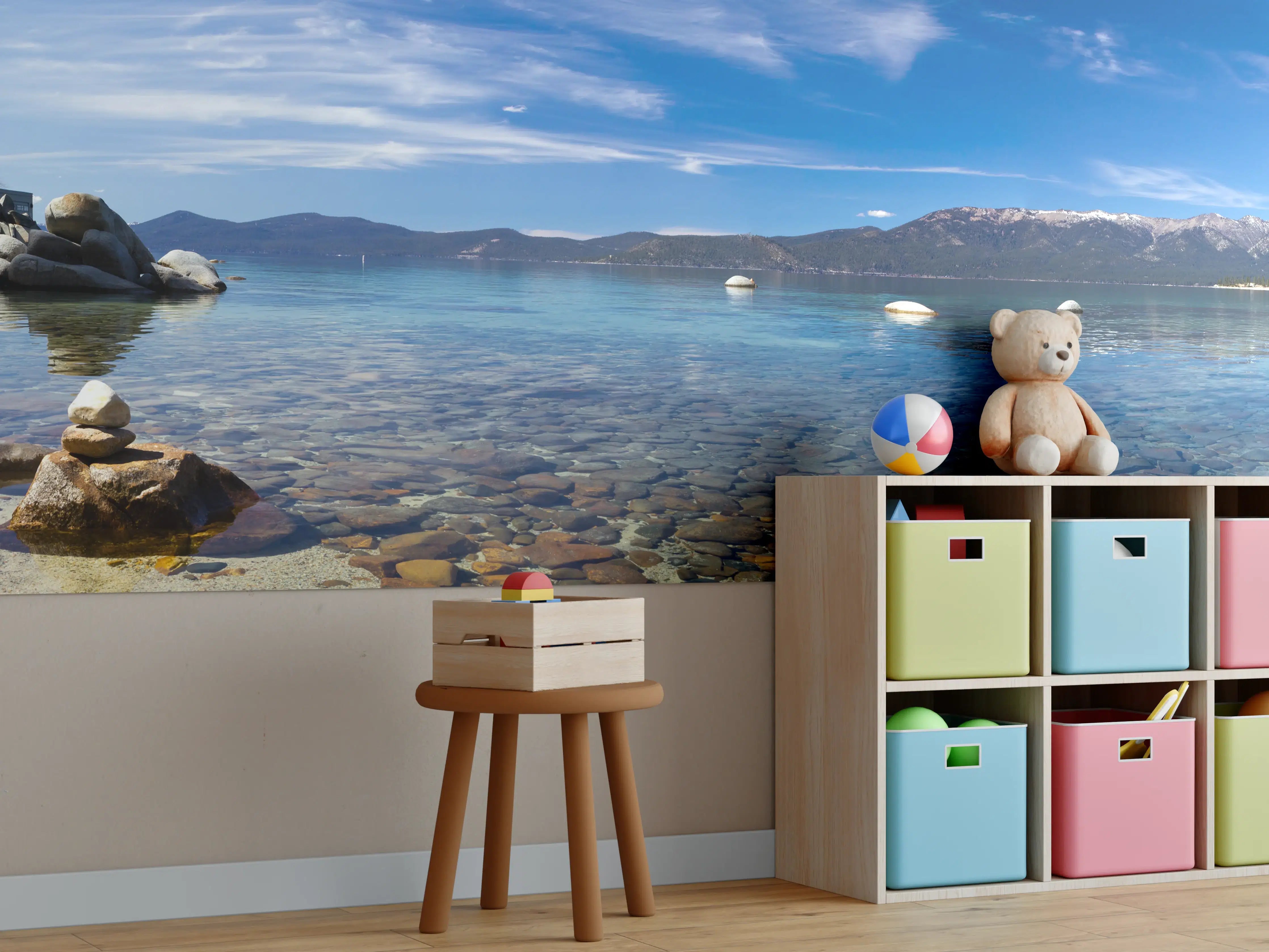 Kinderzimmer Wandgestaltung - Blaue Seenlandschaft mit Bergen und Himmel