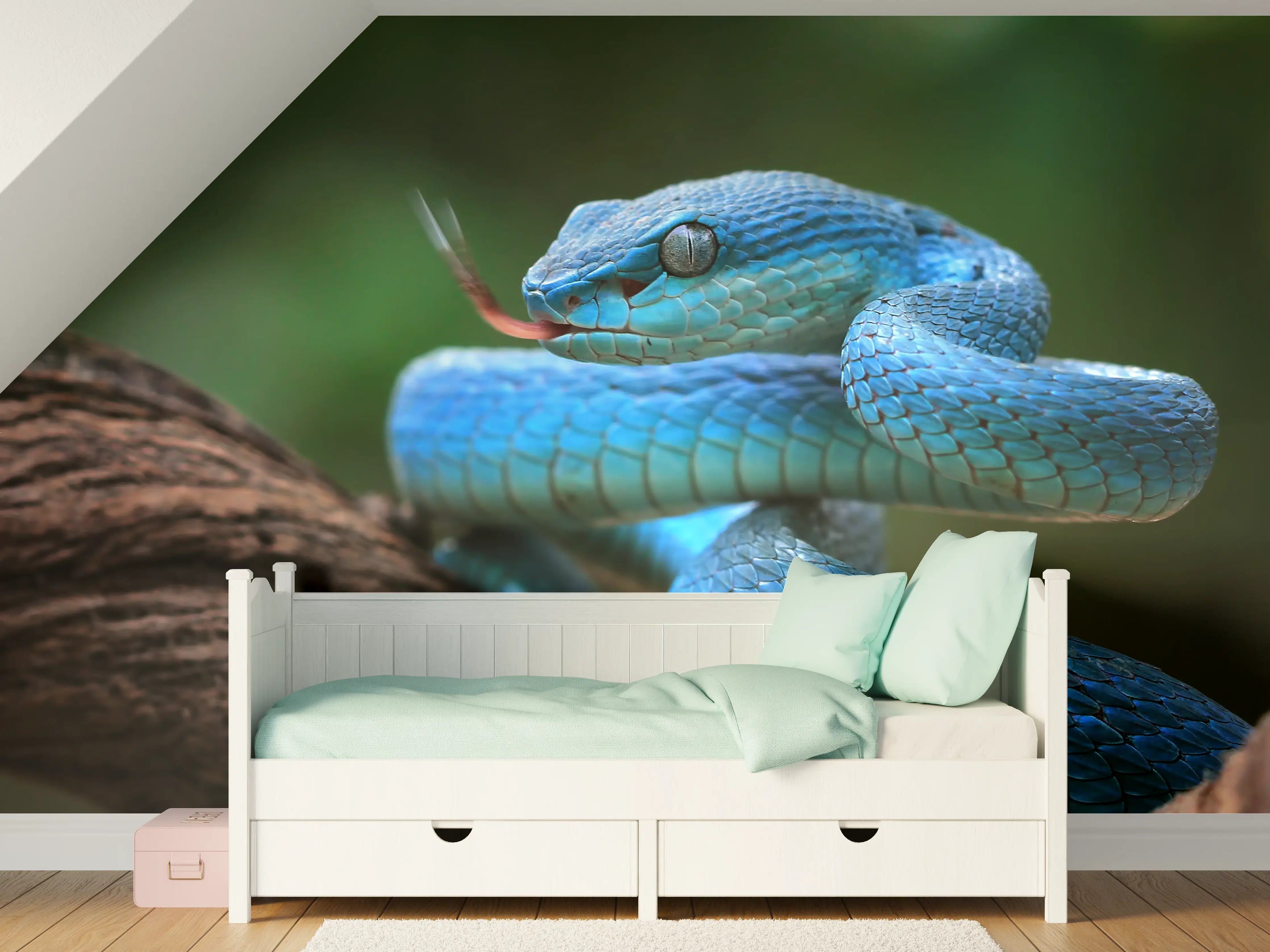 Kinderzimmer Wandgestaltung - Blaue Viper Nahaufnahme