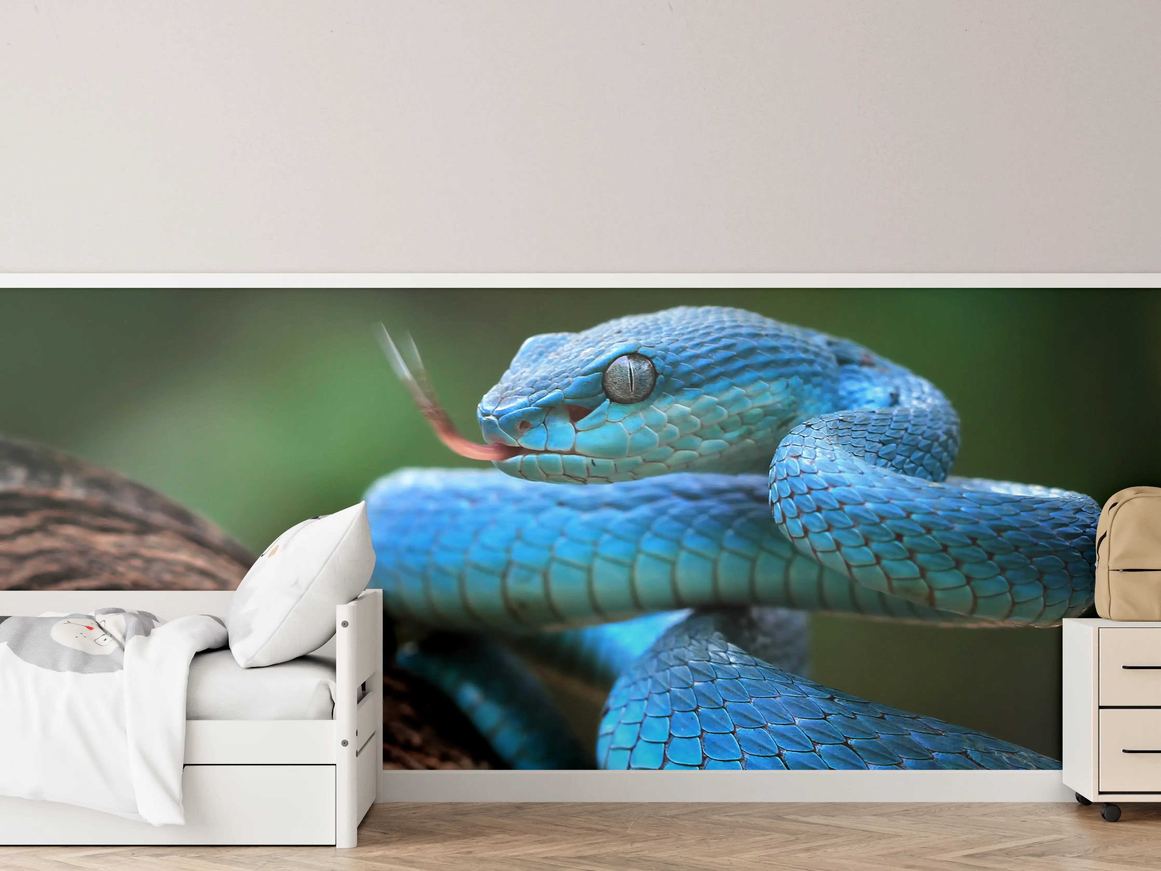 Kinderzimmer Wandgestaltung - Blaue Viper Nahaufnahme