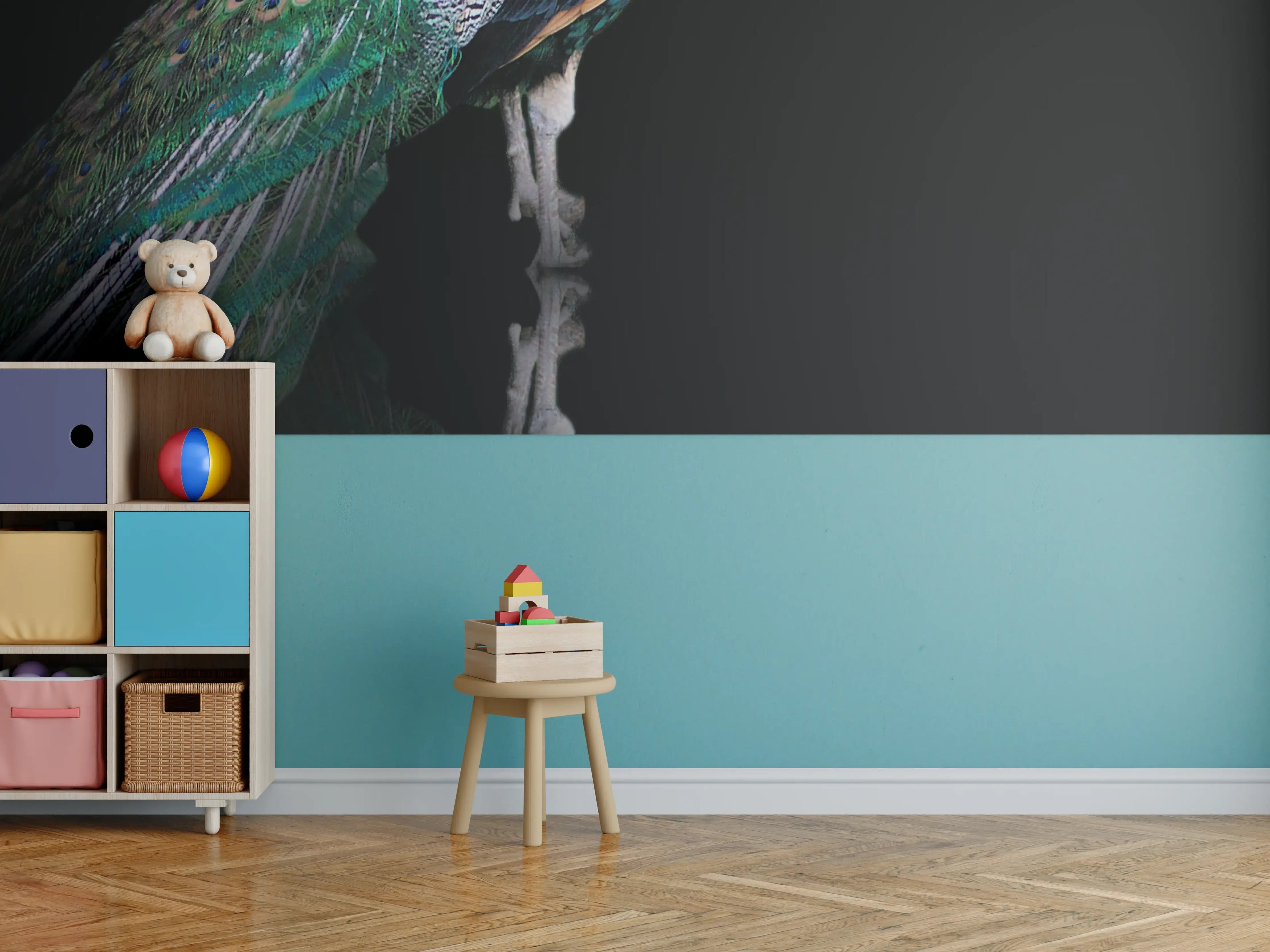 Kinderzimmer Wandgestaltung - Blauer Pfau auf schwarzem Hintergrund