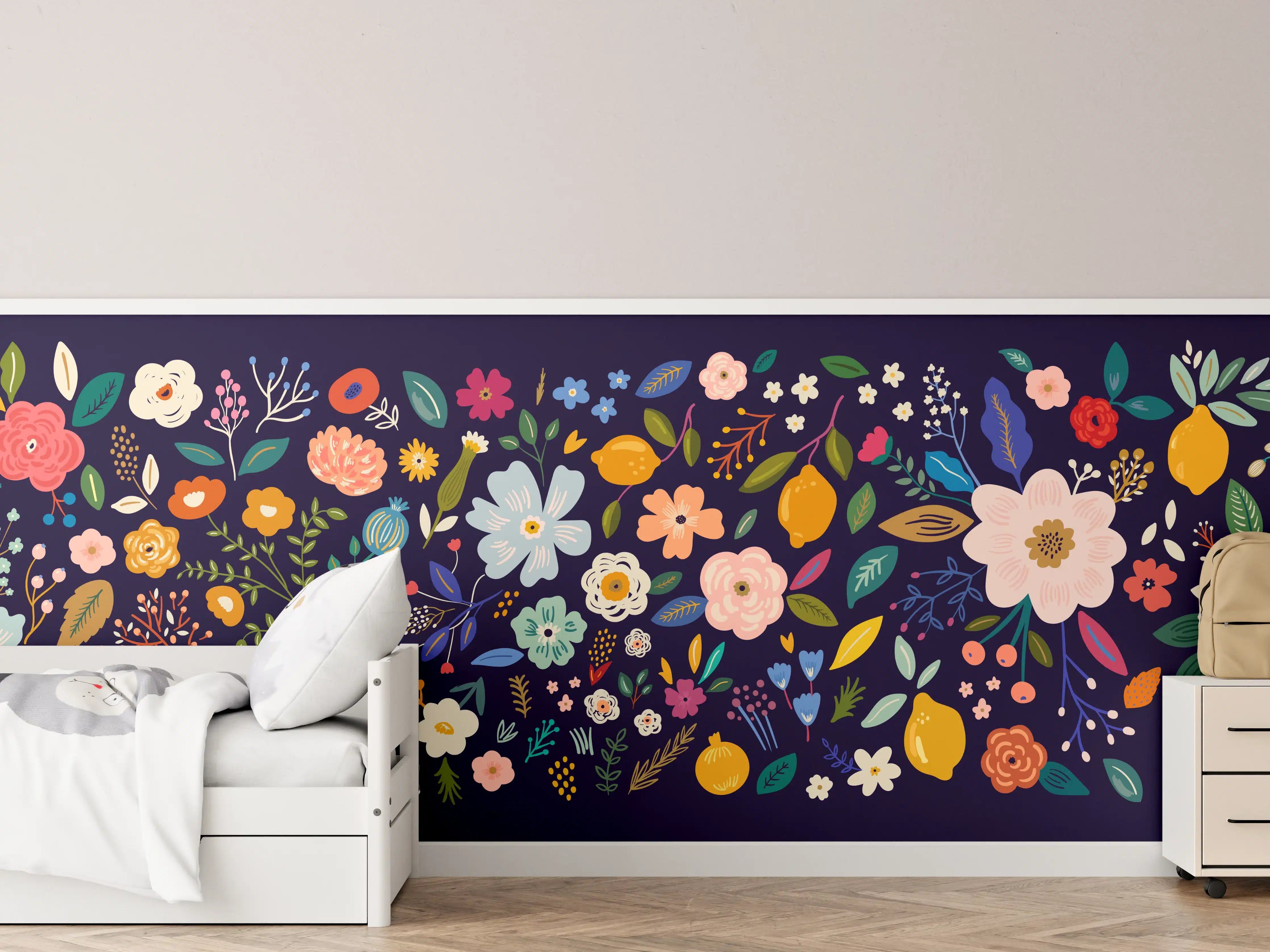 Kinderzimmer Wandgestaltung - Blumenmuster mit bunten Blüten auf dunklem Hintergrund