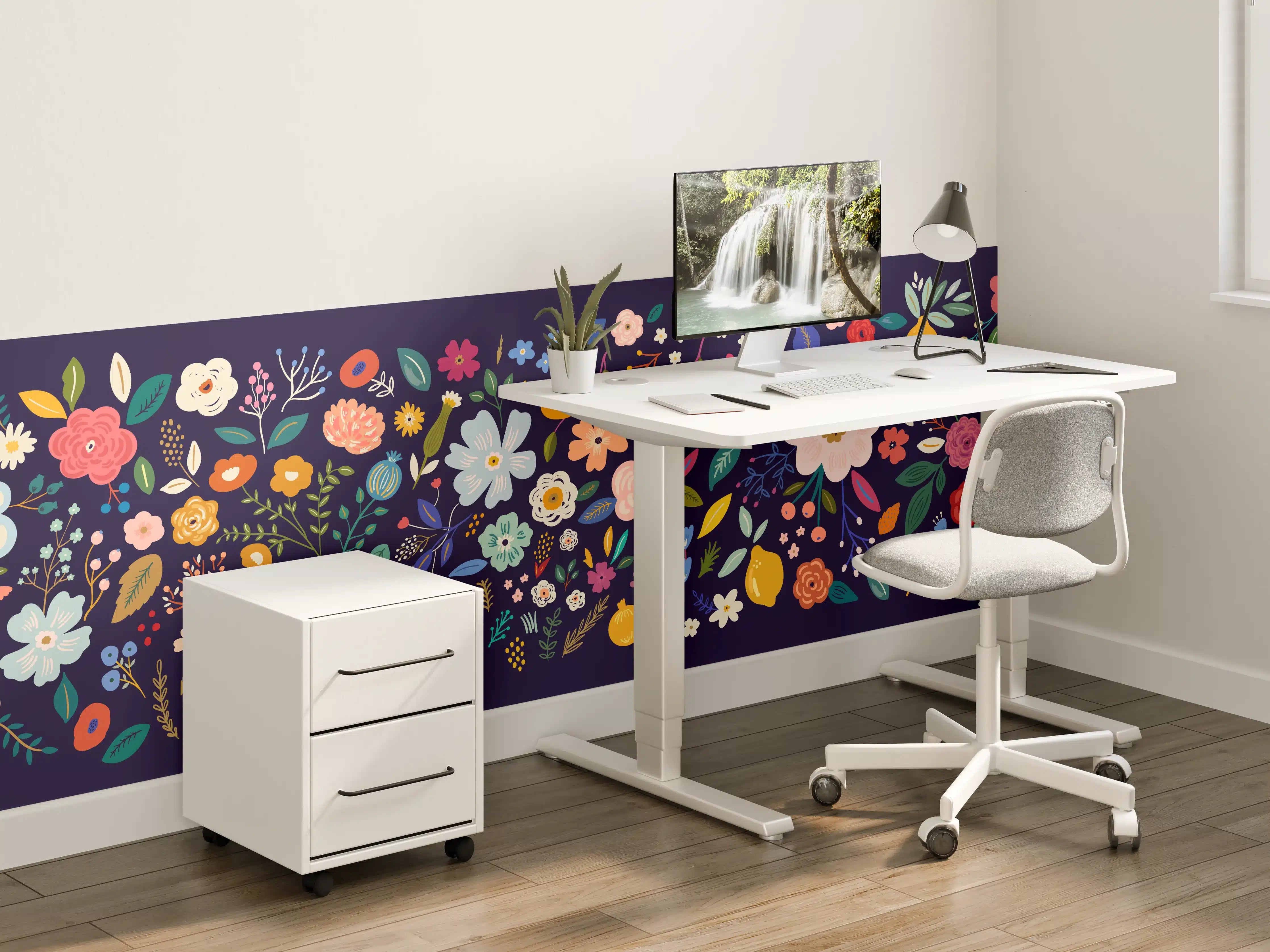 Kinderzimmer Wandgestaltung - Blumenmuster mit bunten Blüten auf dunklem Hintergrund
