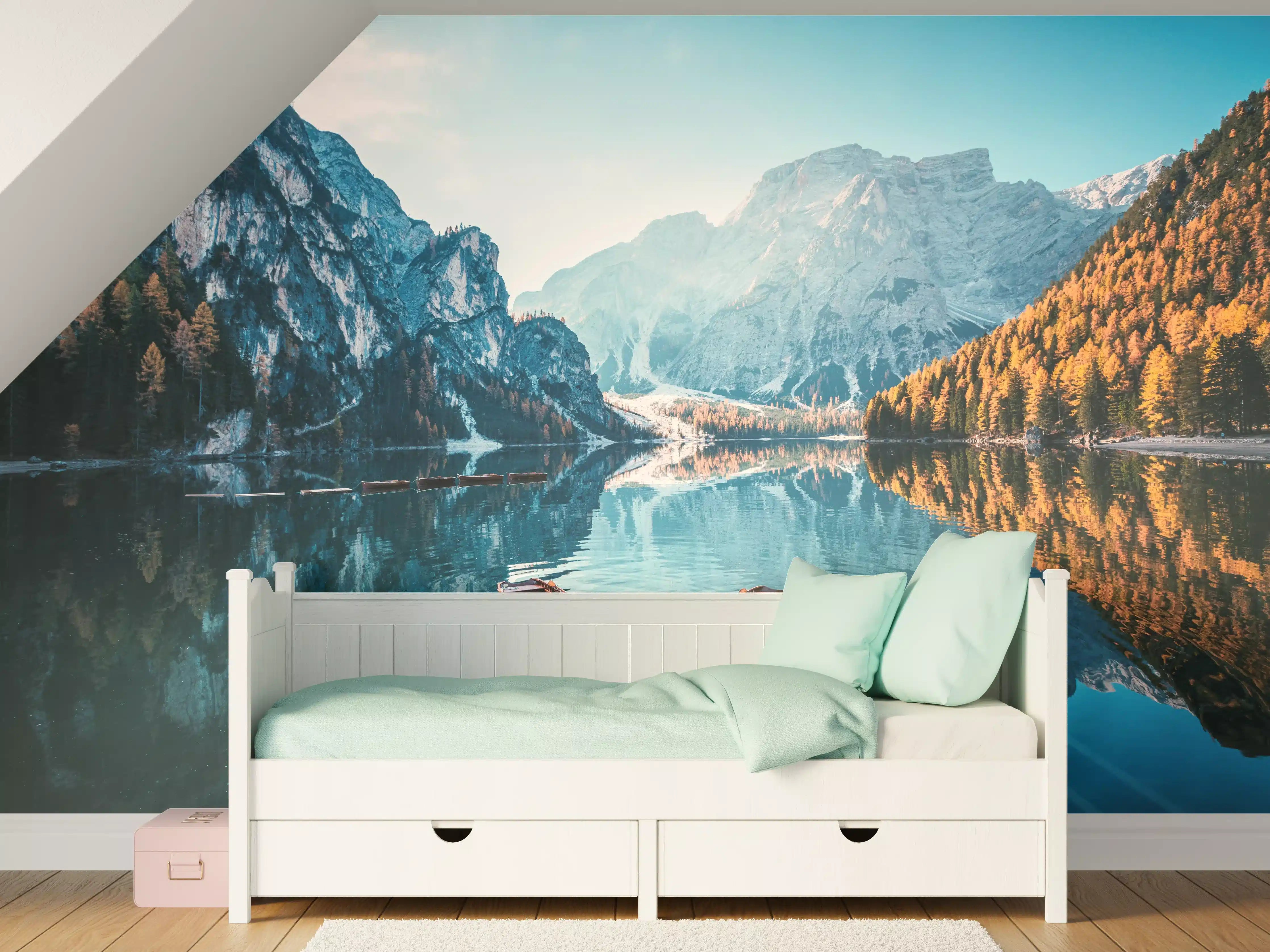 Kinderzimmer Wandgestaltung - Boote auf dem Pragser Wildsee in den Dolomiten