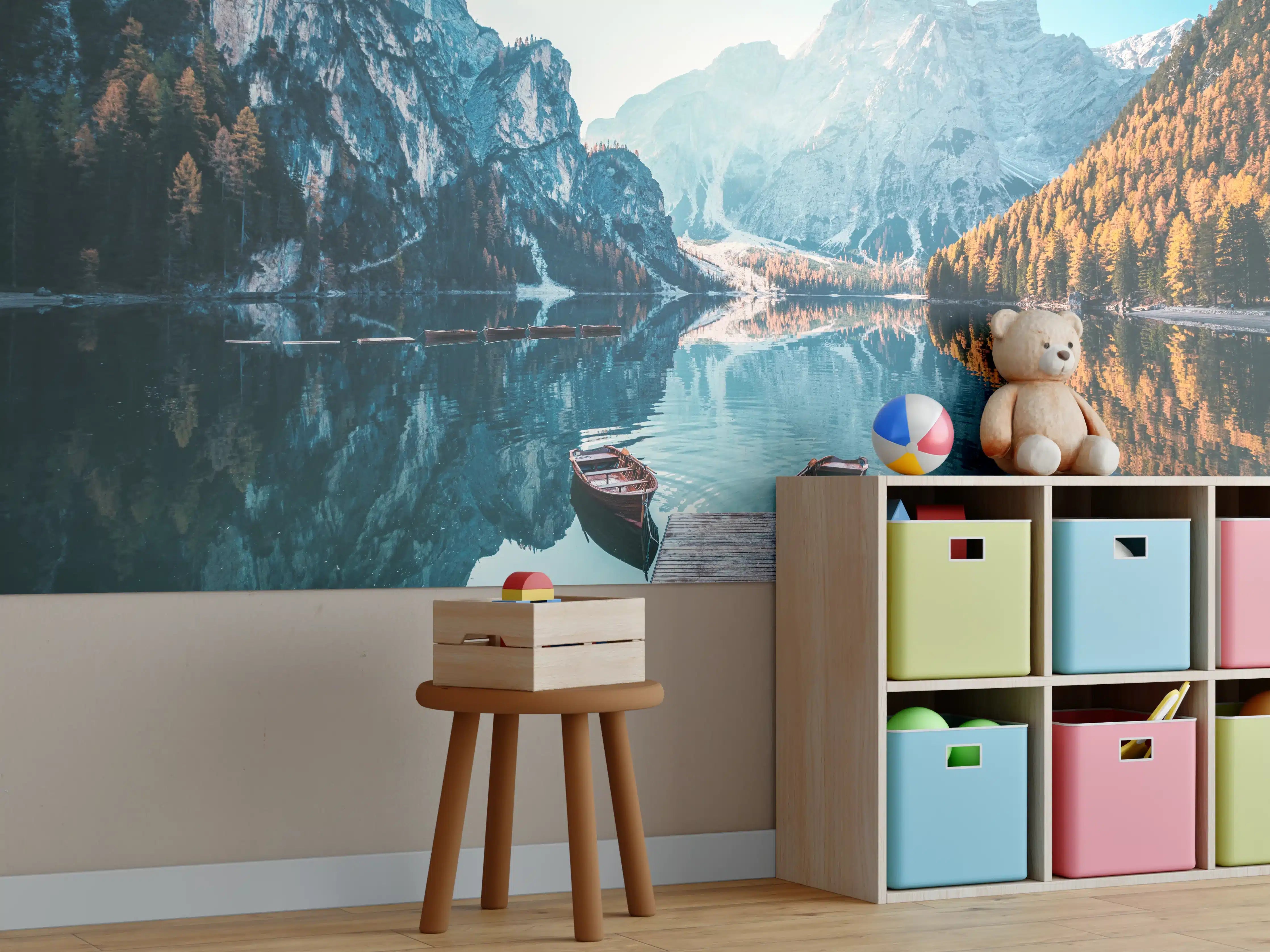 Kinderzimmer Wandgestaltung - Boote auf dem Pragser Wildsee in den Dolomiten