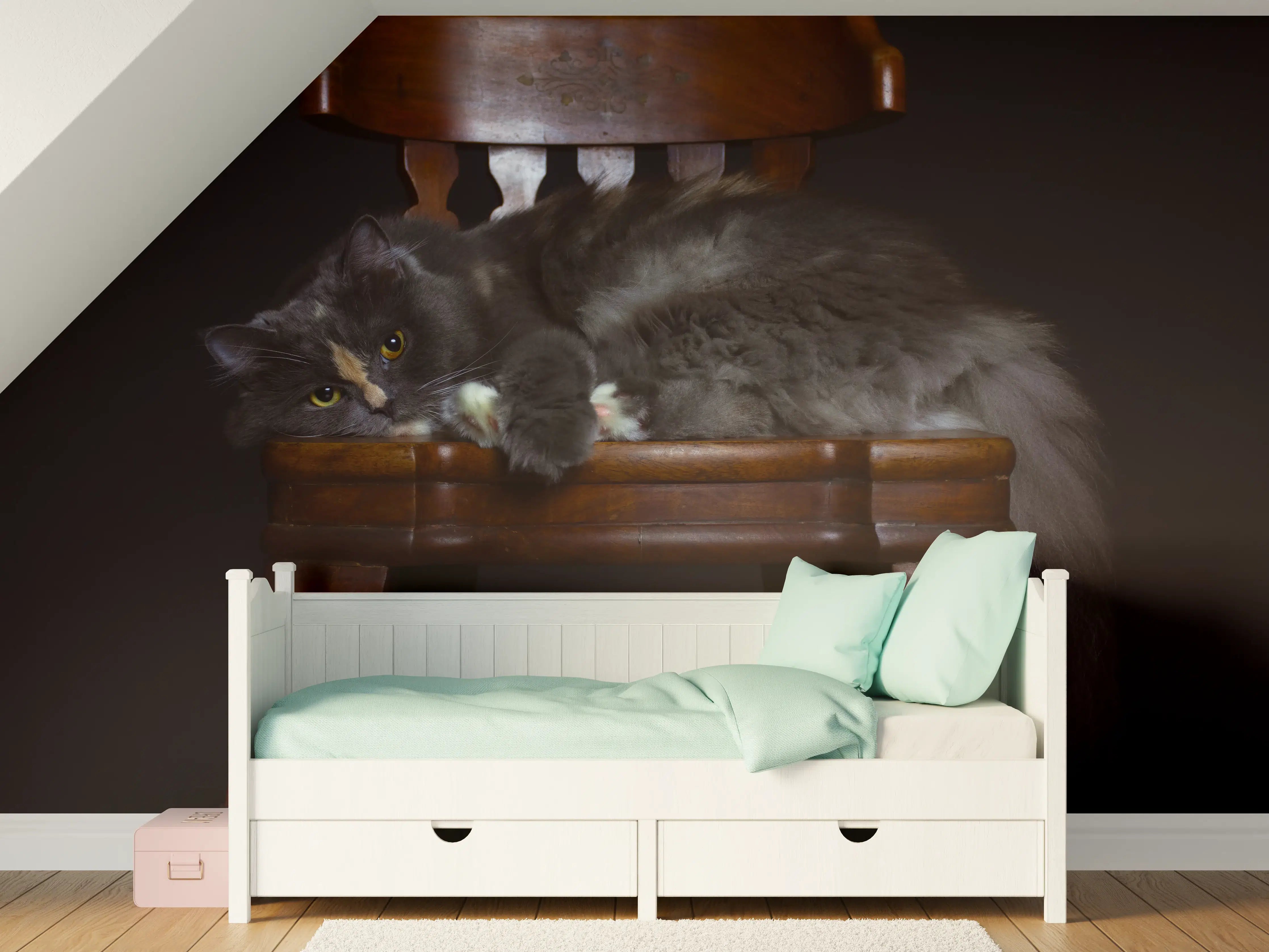 Kinderzimmer Wandgestaltung - Britisch Langhaarkatze auf Holzstuhl