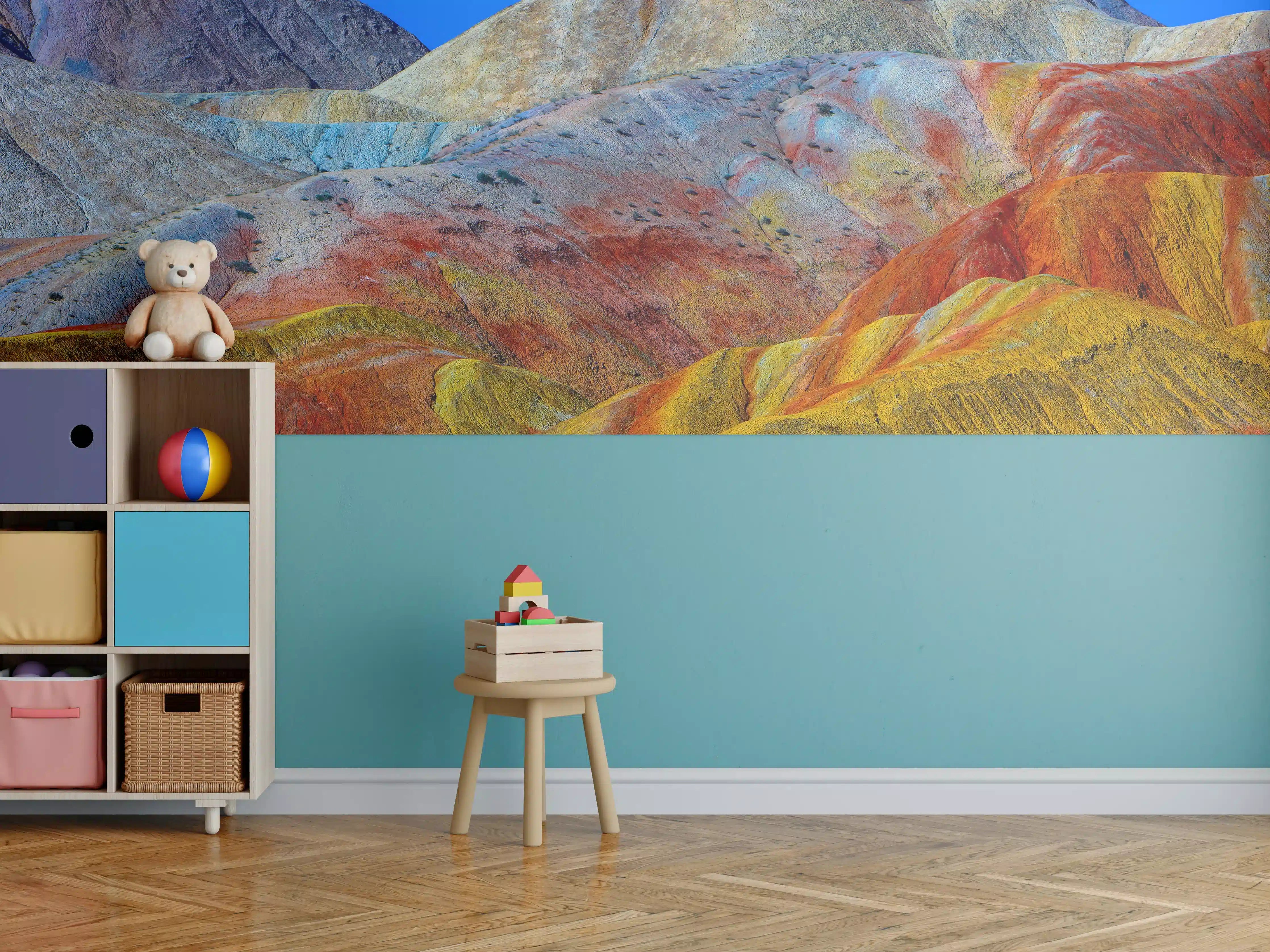 Kinderzimmer Wandgestaltung - Bunte Berglandschaft mit farbenfrohen Hügeln