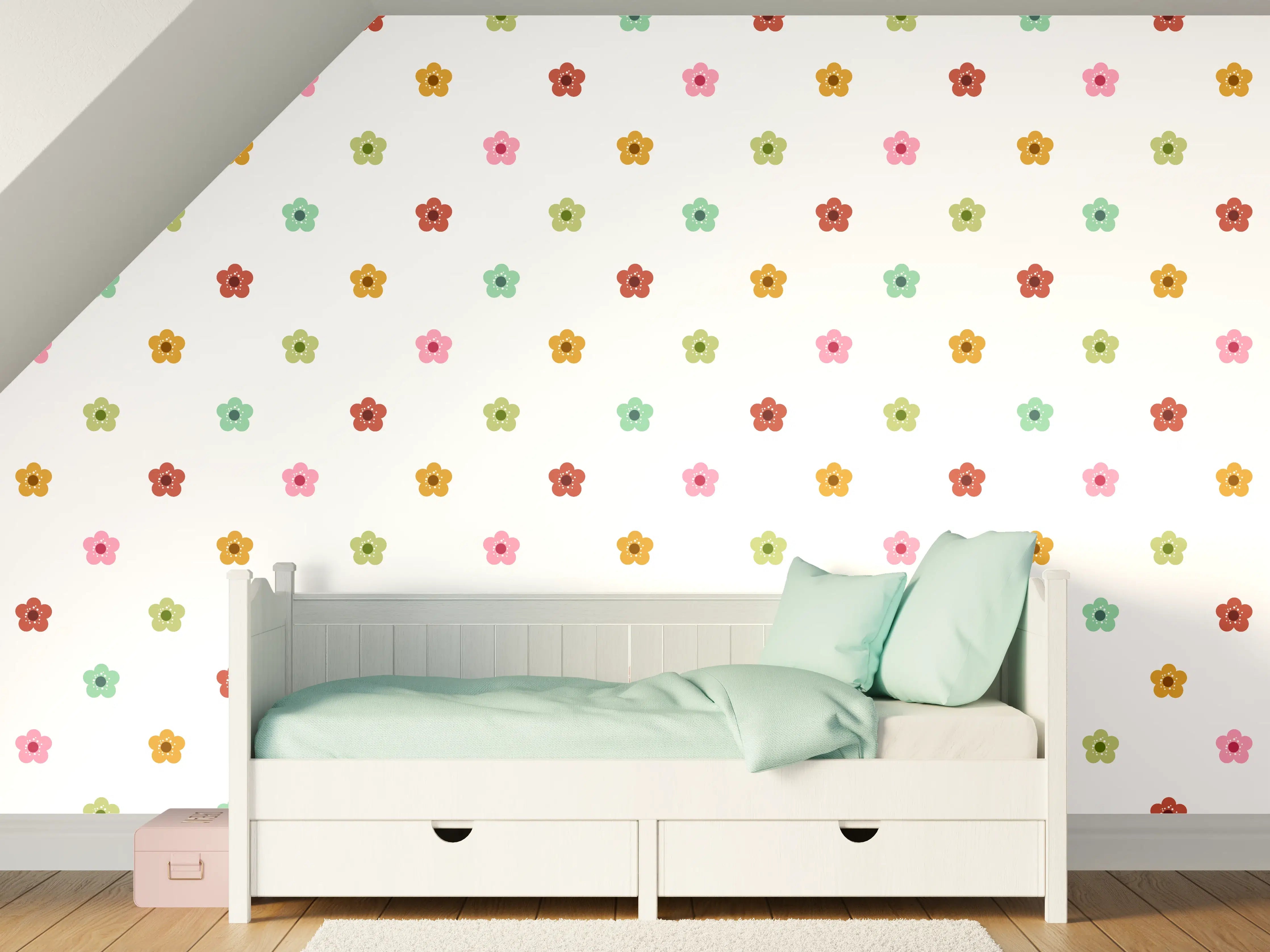 Kinderzimmer Wandgestaltung - Bunte Blumenmuster auf weißem Hintergrund