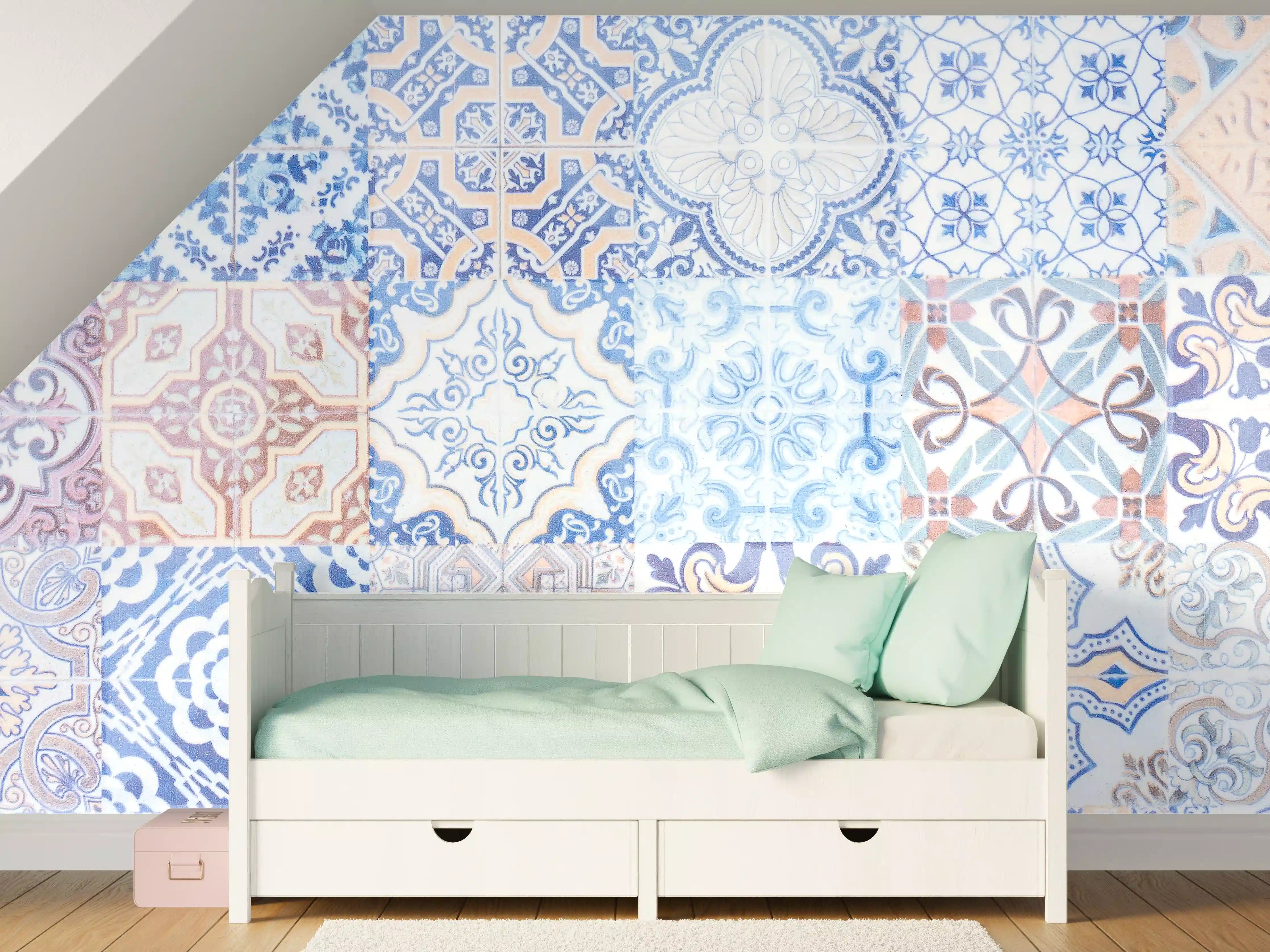 Kinderzimmer Wandgestaltung - Bunte Fliesenmuster in Blau und Beige
