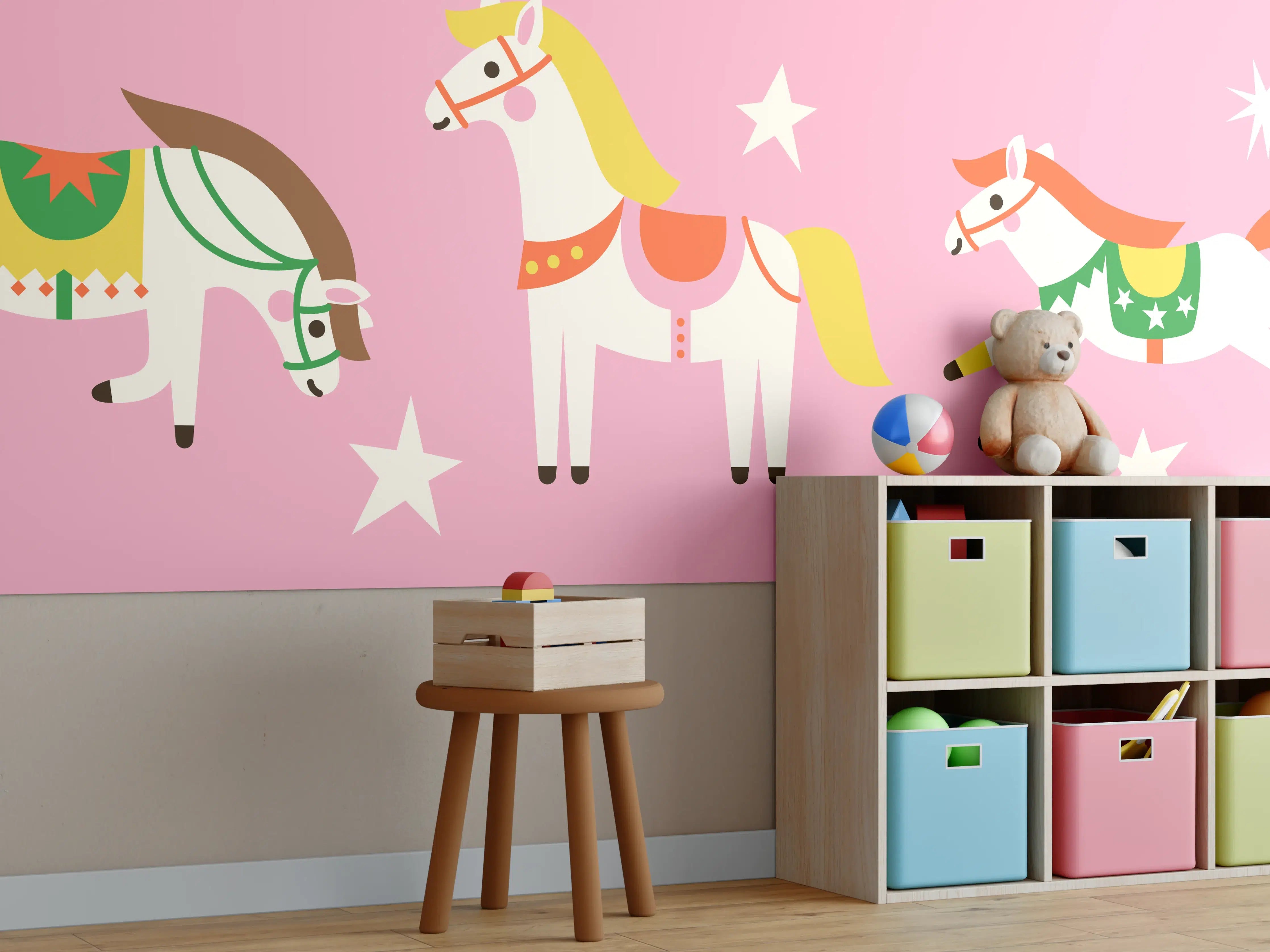 Kinderzimmer Wandgestaltung - Bunte Spielzeugponys auf rosa Hintergrund