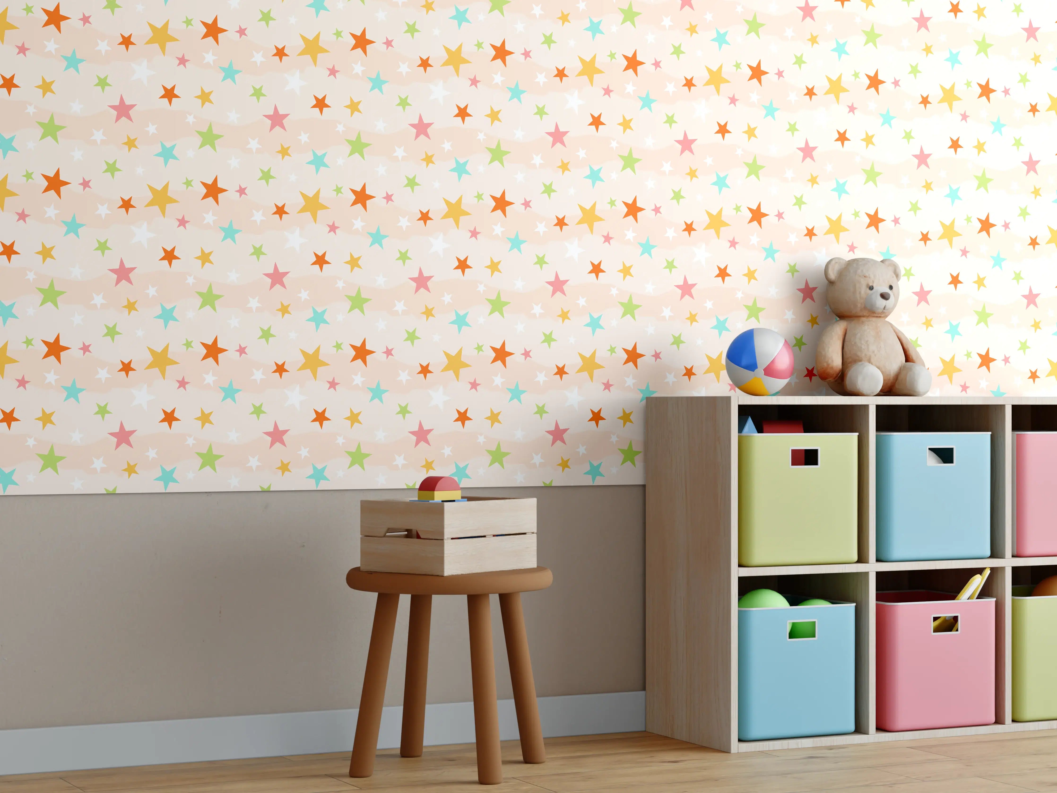 Kinderzimmer Wandgestaltung - Bunte Sternchen auf hellbeigem Hintergrund