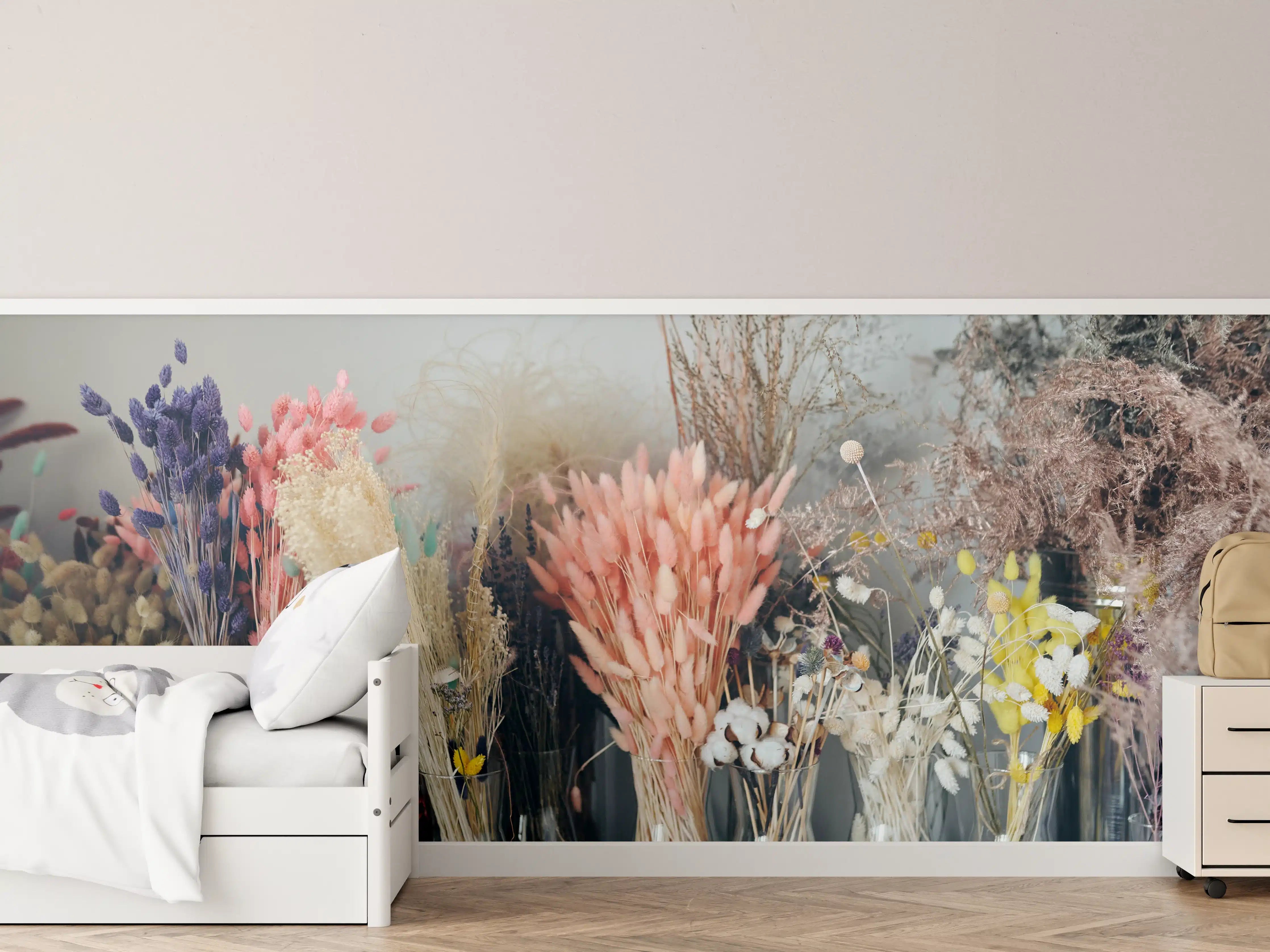 Kinderzimmer Wandgestaltung - Bunte Trockenblumen im Regal