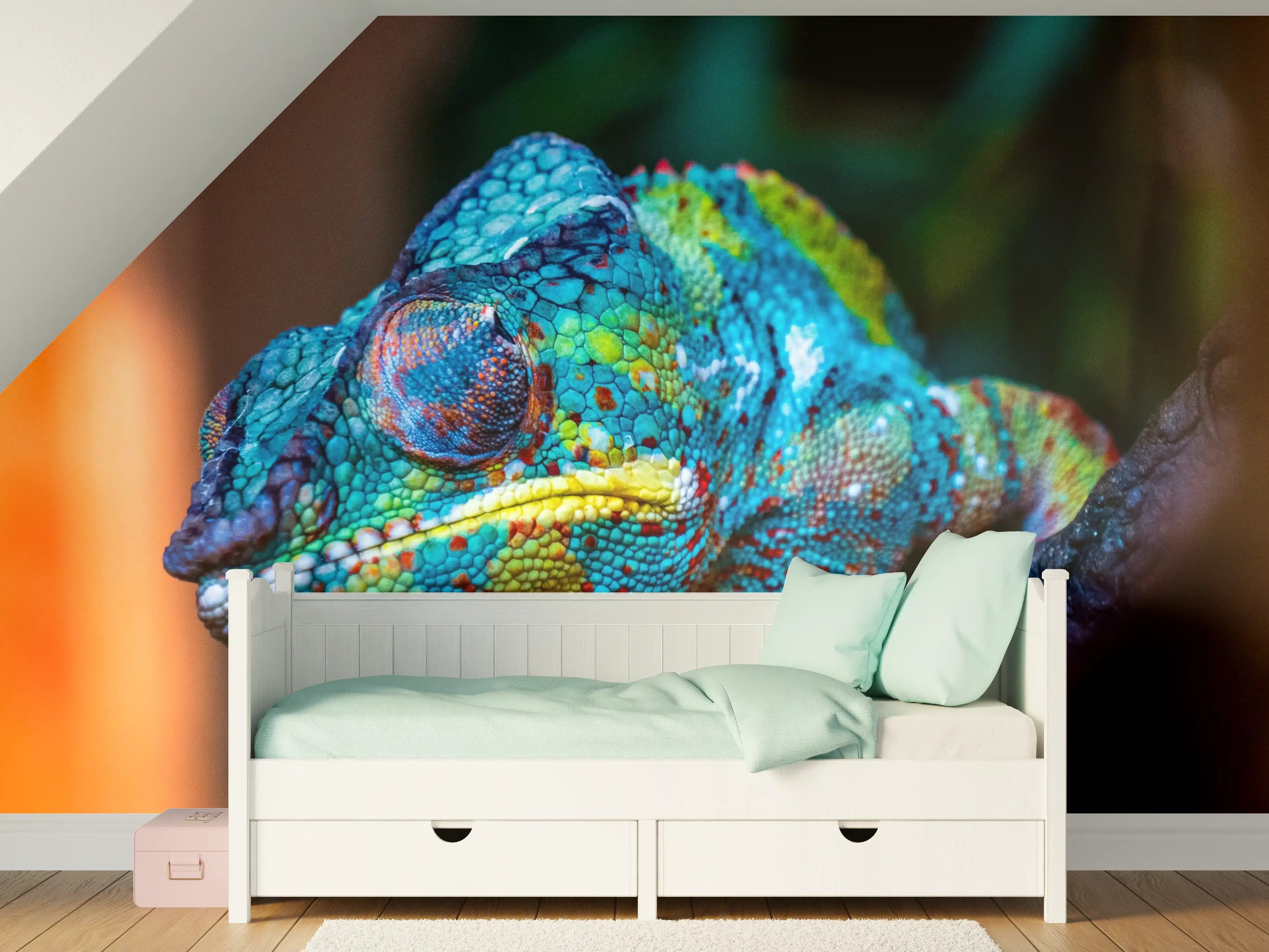Kinderzimmer Wandgestaltung - Bunter Chamäleon in natürlicher Umgebung