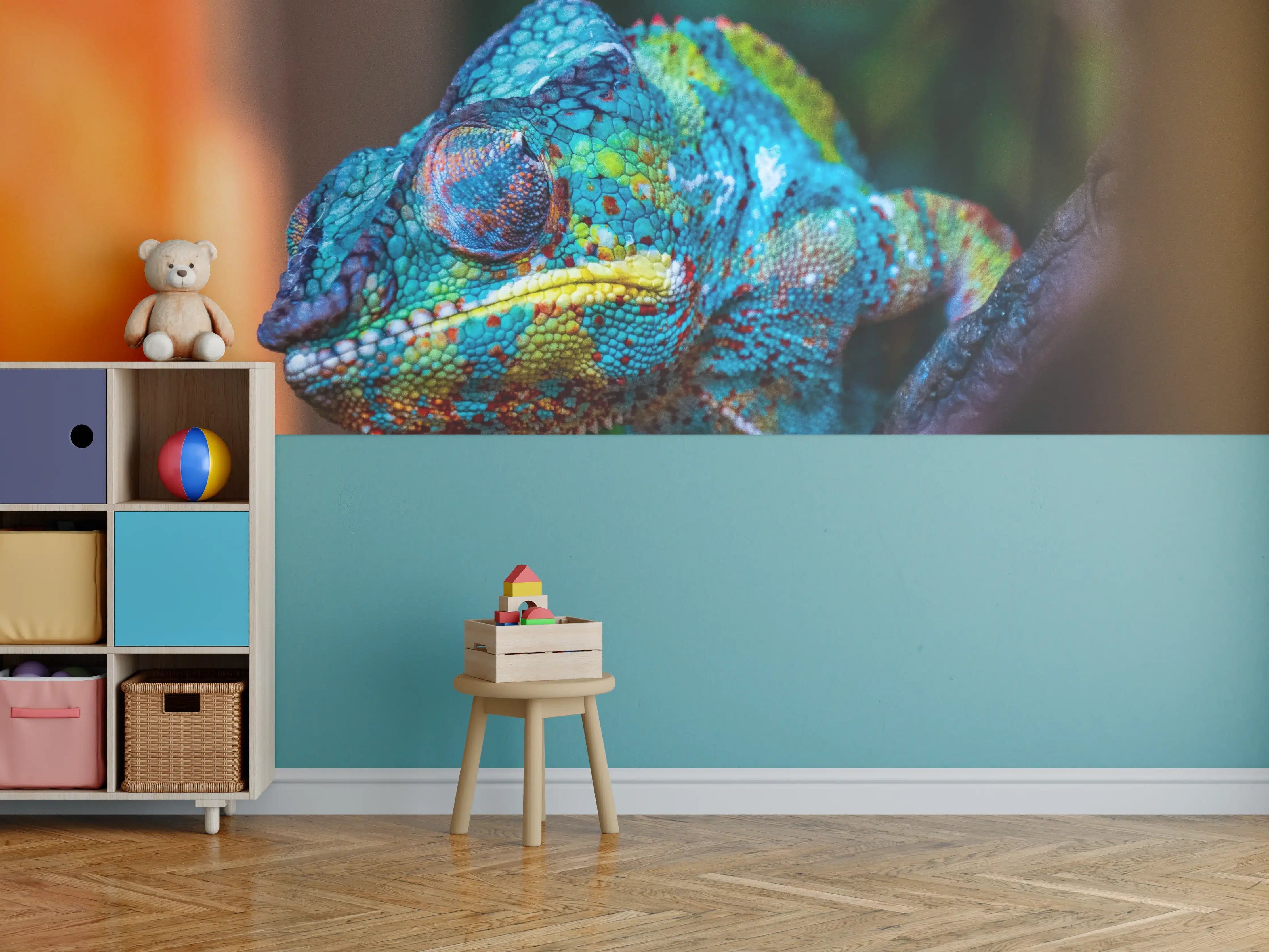 Kinderzimmer Wandgestaltung - Bunter Chamäleon in natürlicher Umgebung