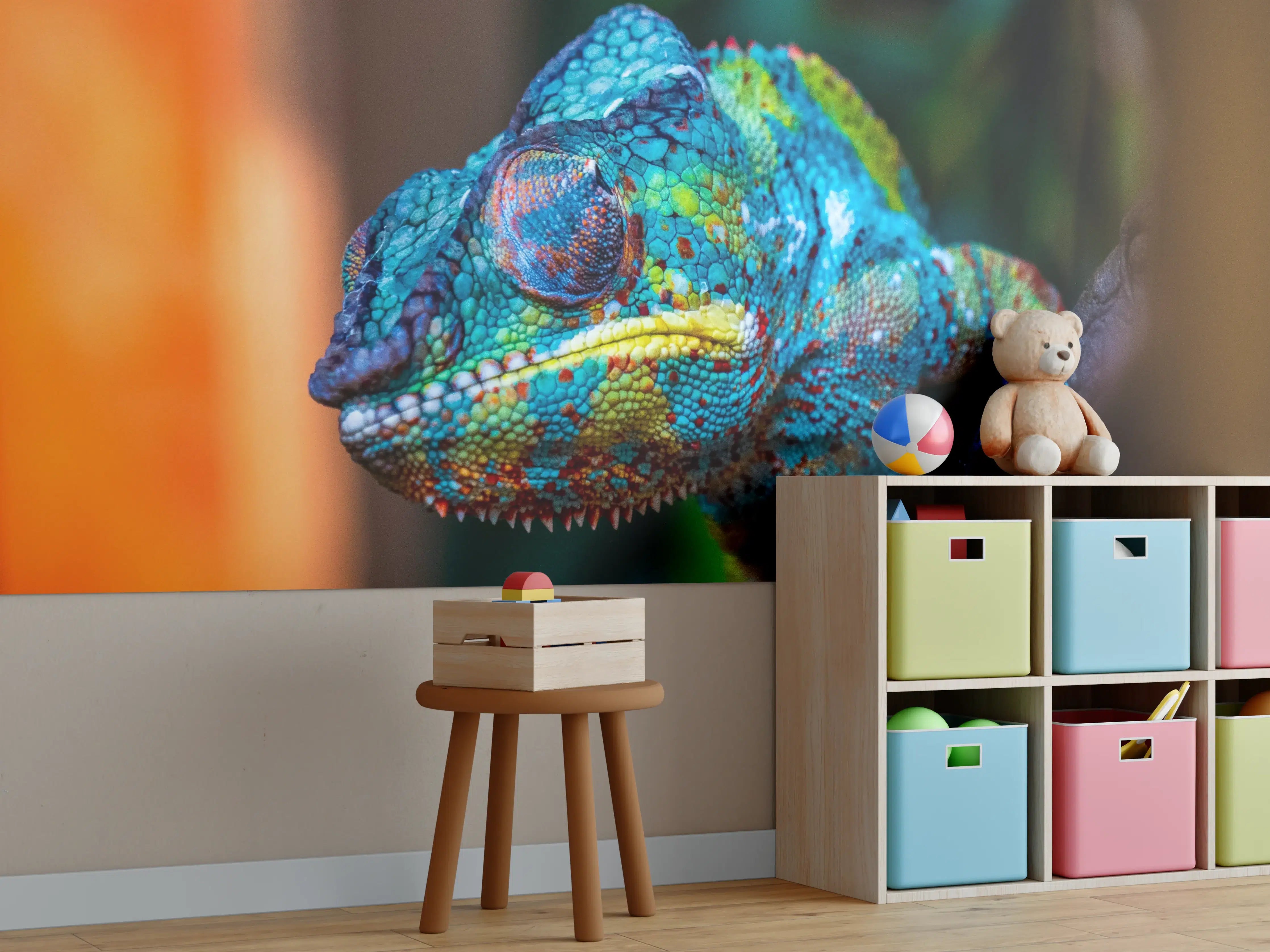 Kinderzimmer Wandgestaltung - Bunter Chamäleon in natürlicher Umgebung