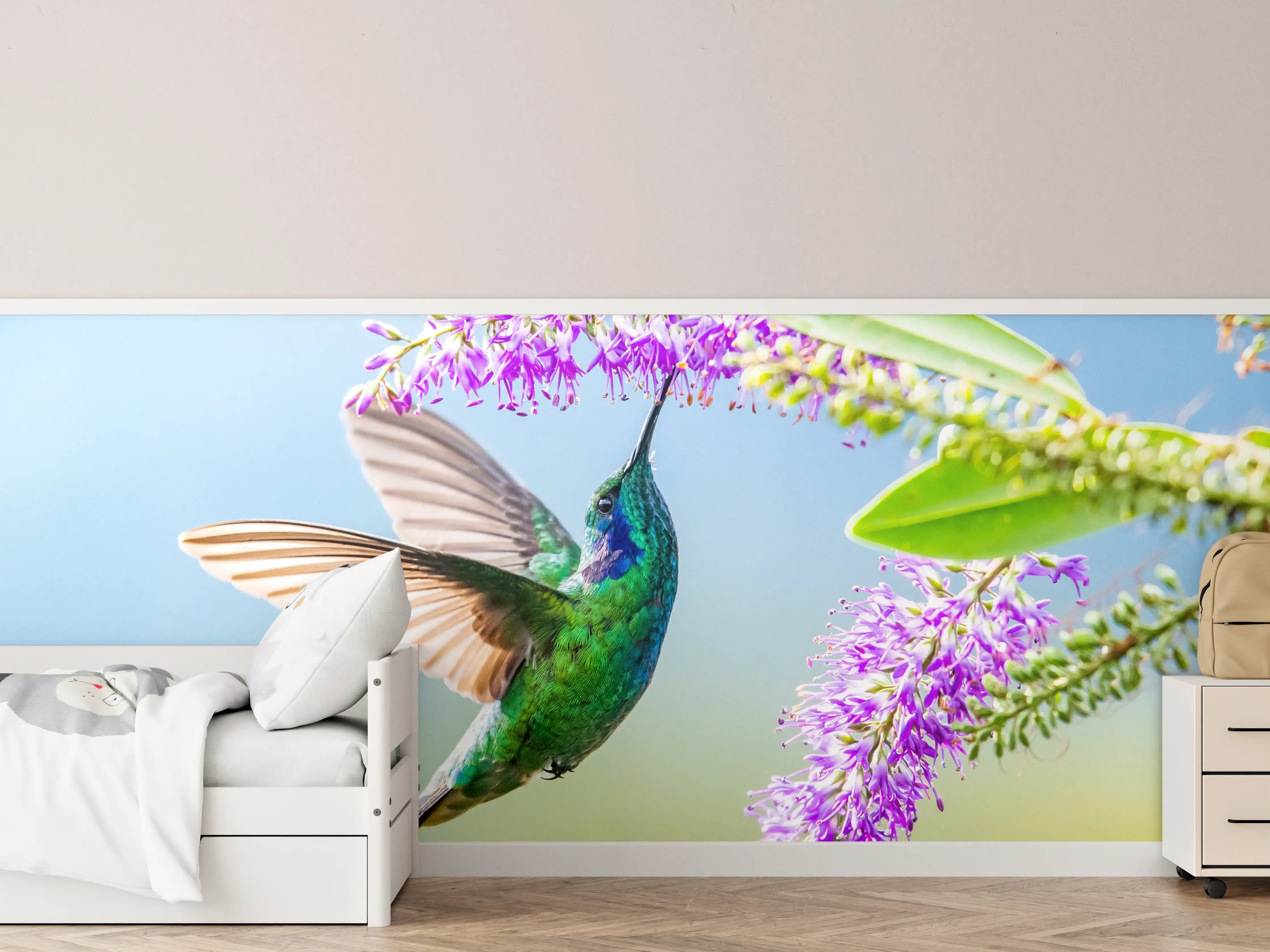 Kinderzimmer Wandgestaltung - Bunter Kolibri beim Nektarsaugen
