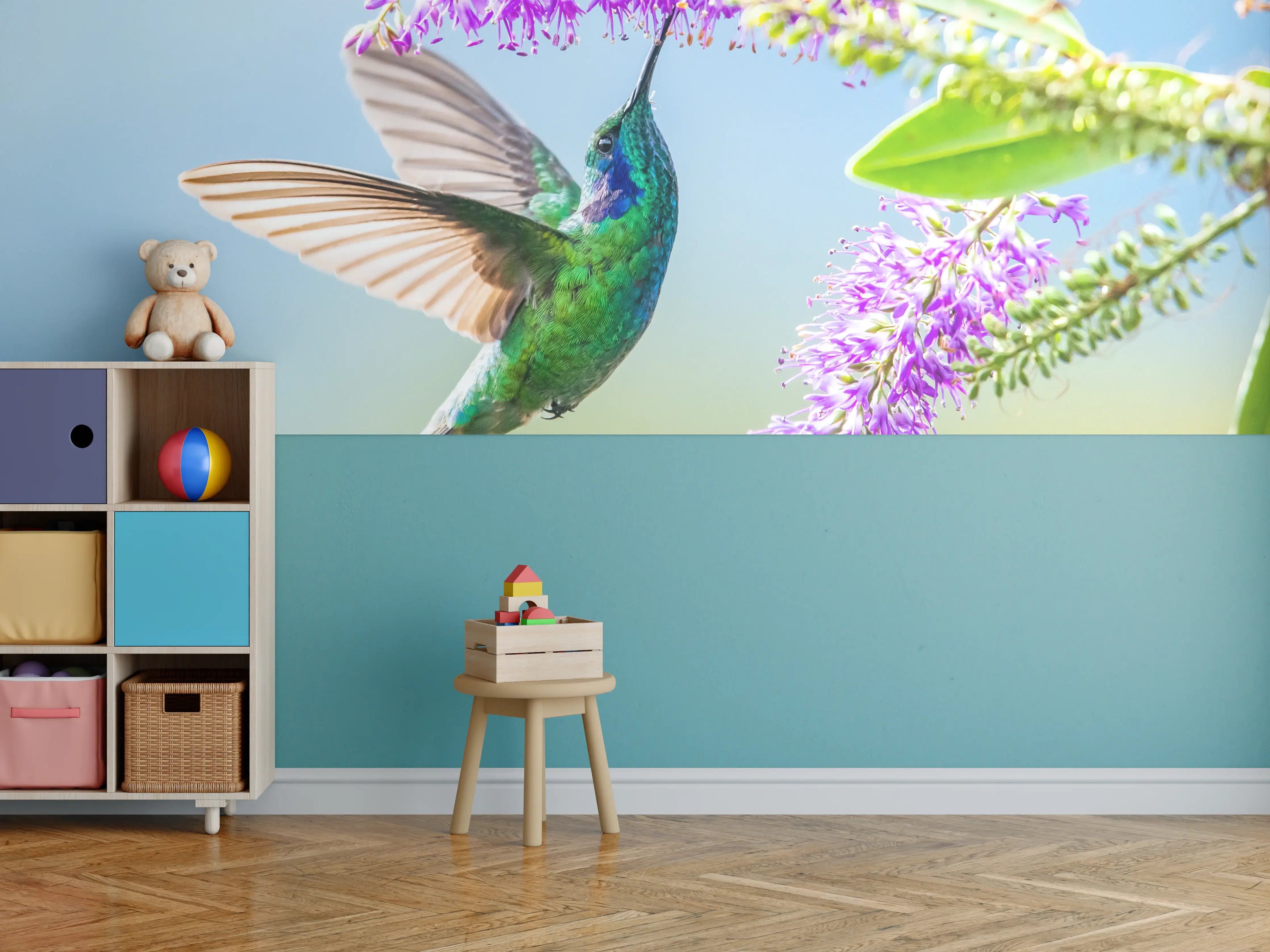 Kinderzimmer Wandgestaltung - Bunter Kolibri beim Nektarsaugen
