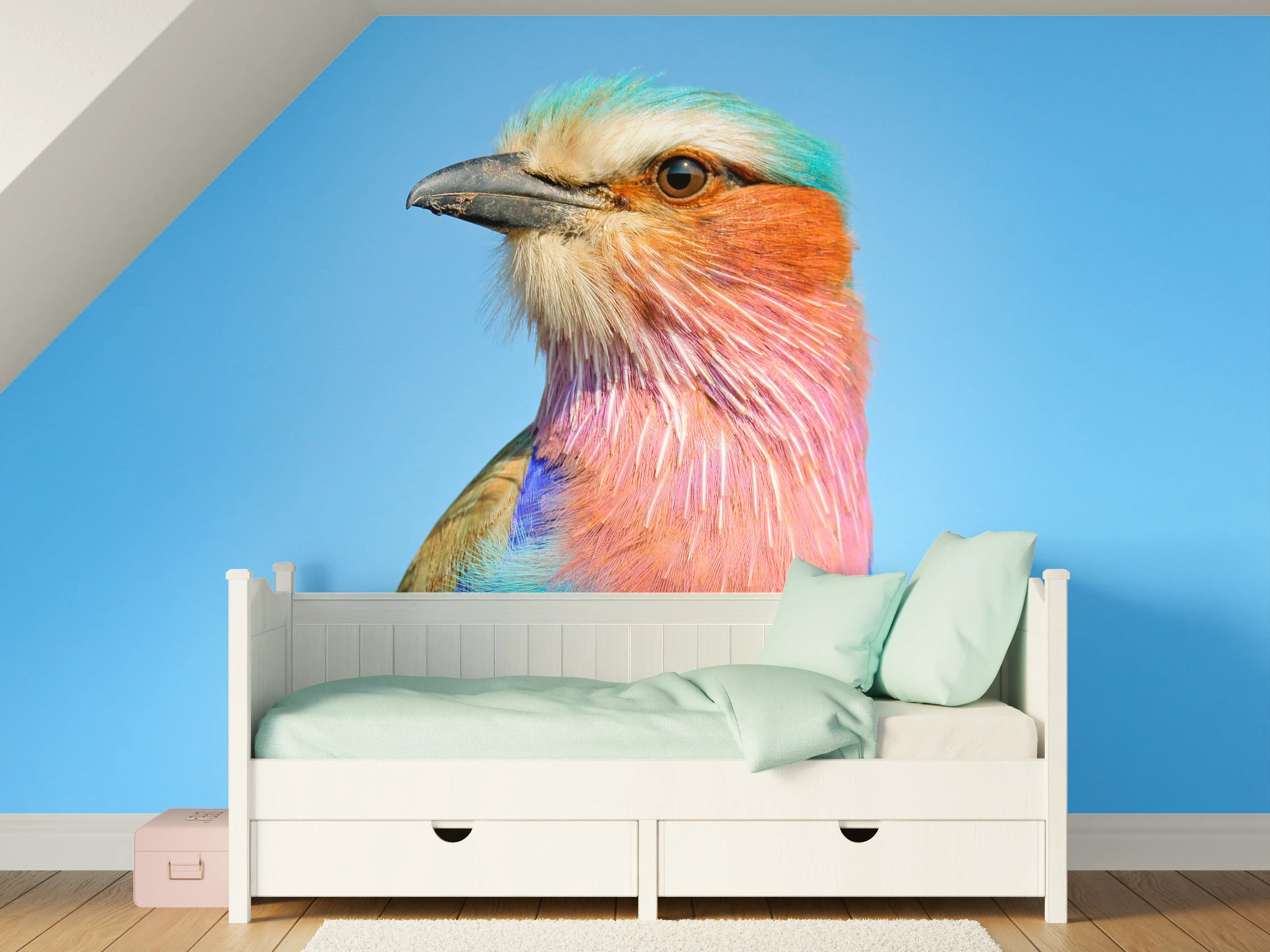 Kinderzimmer Wandgestaltung - Bunter Paradiesvogel vor Himmelblauem Hintergrund