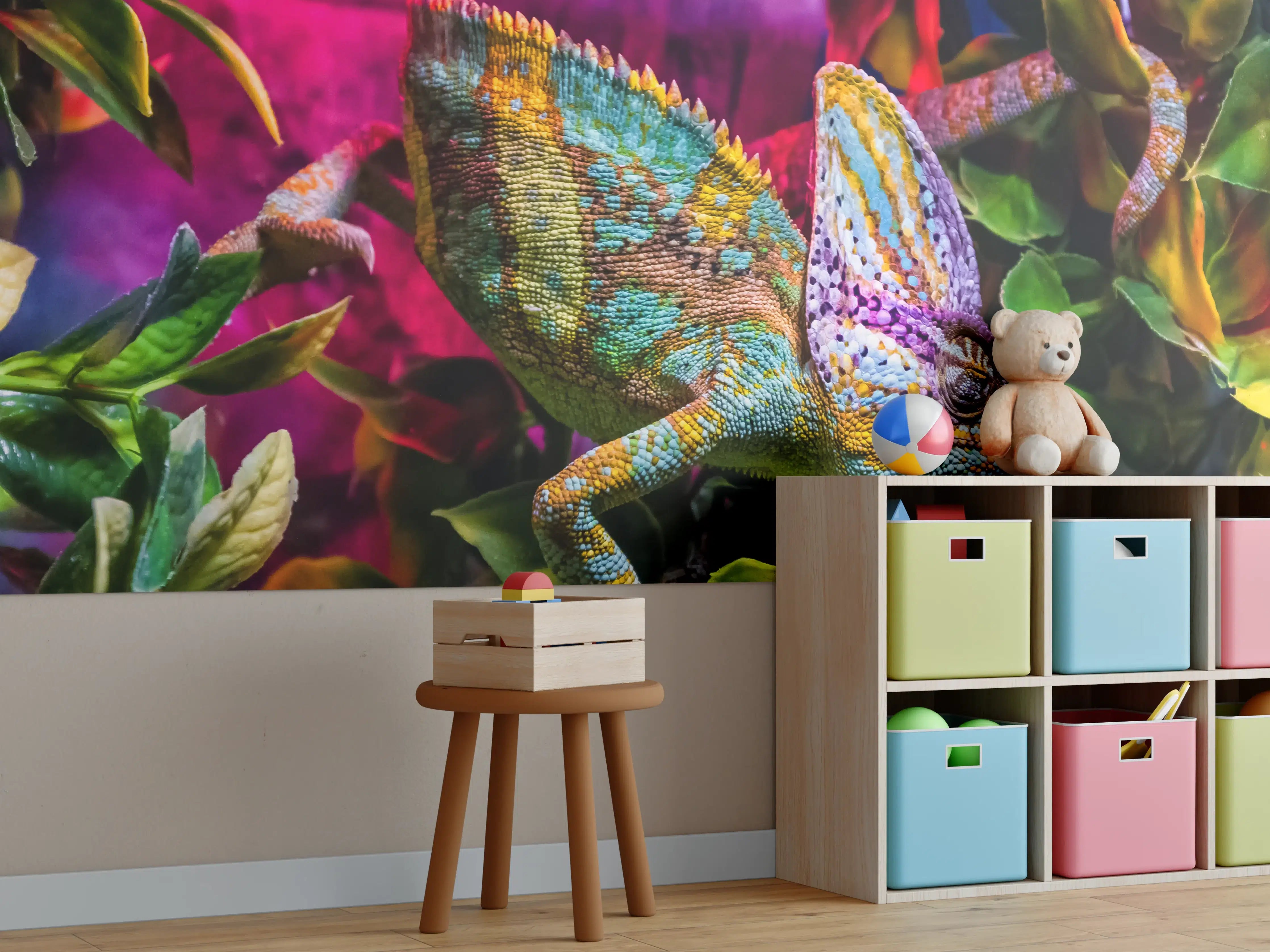 Kinderzimmer Wandgestaltung - Buntes Chamäleon zwischen grünen Blättern