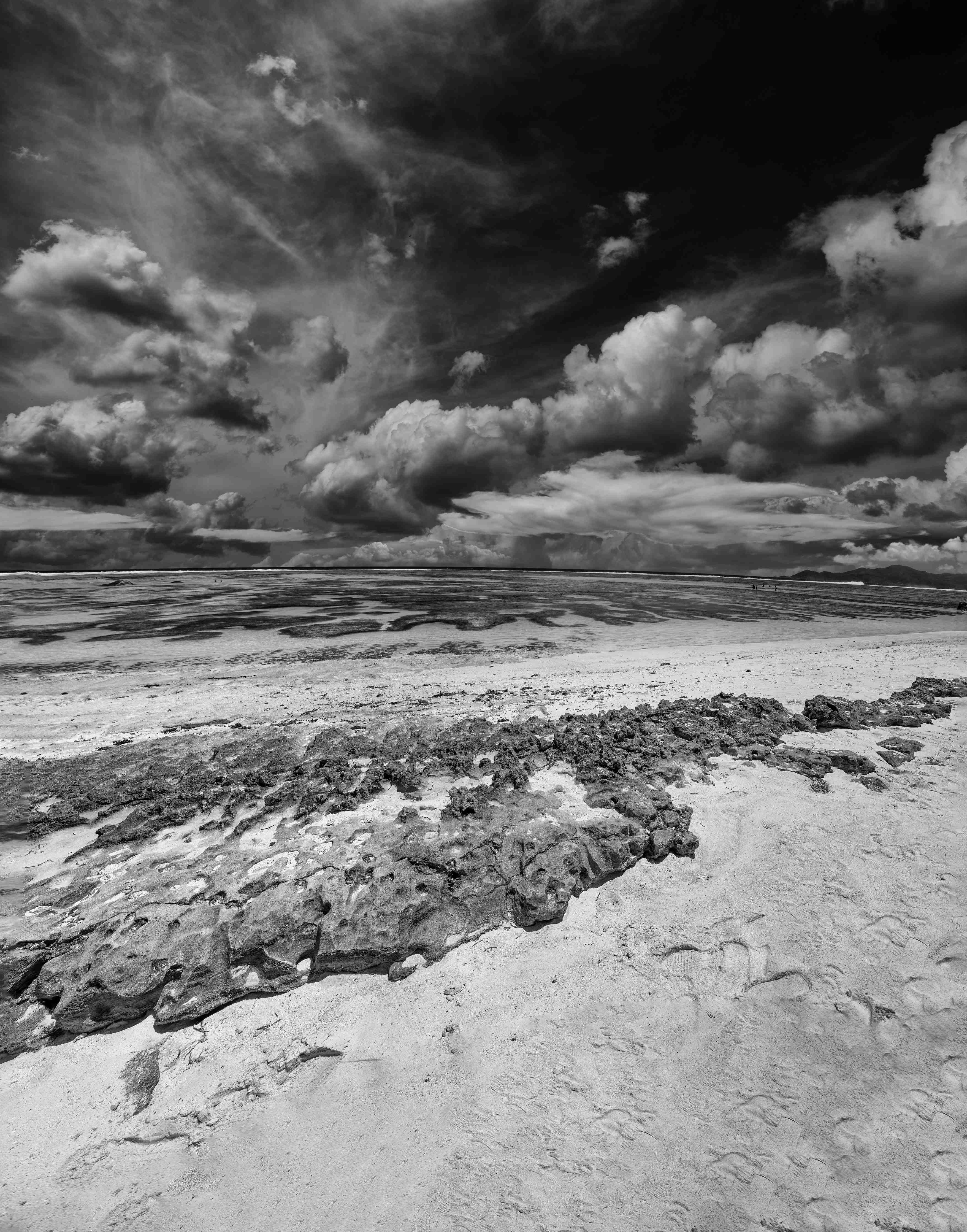 Kinderzimmer Wandgestaltung-Dramatischer Himmel über Strand in Schwarz-Weiß