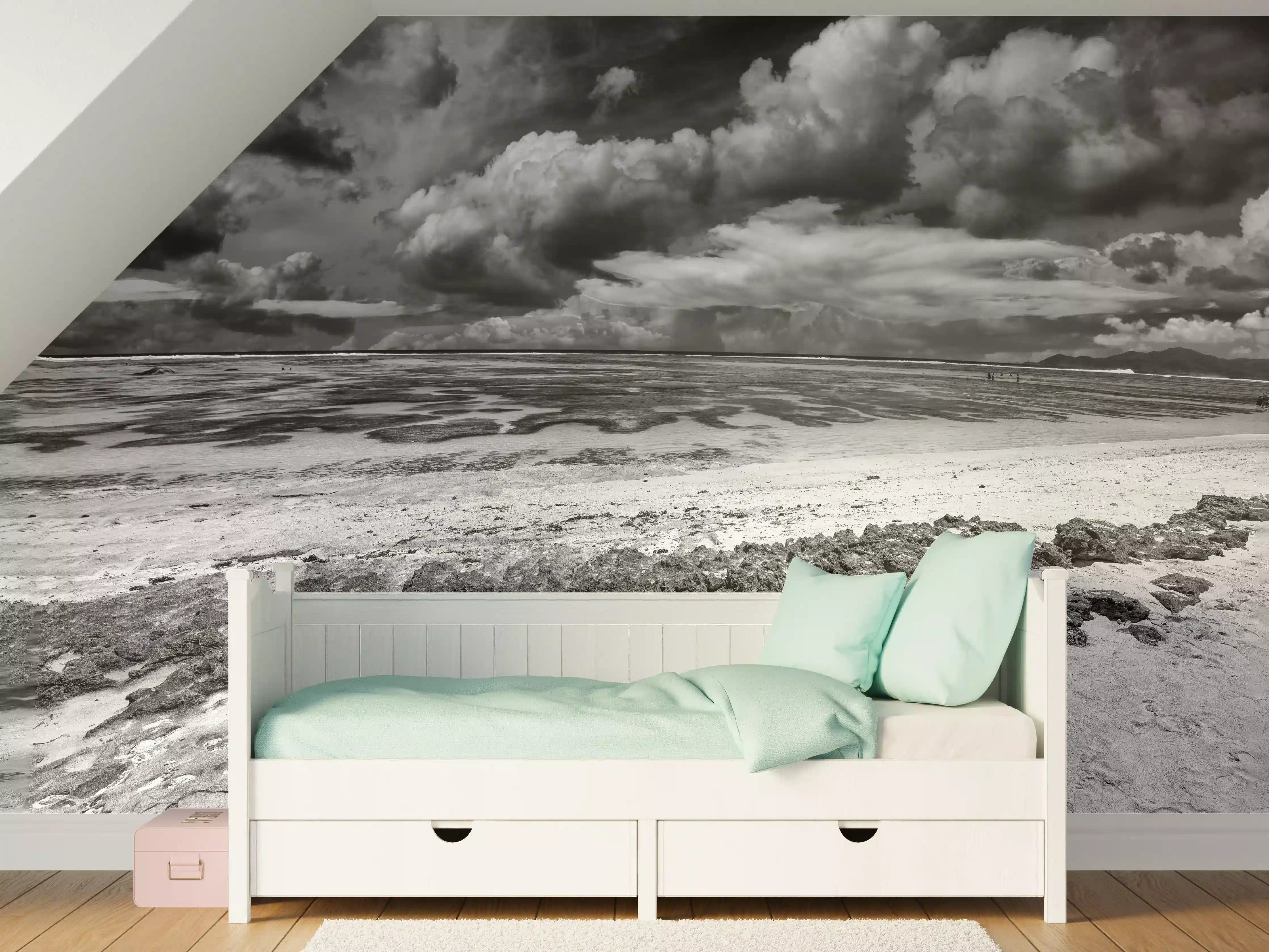Kinderzimmer Wandgestaltung - Dramatischer Himmel über Strand in Schwarz-Weiß