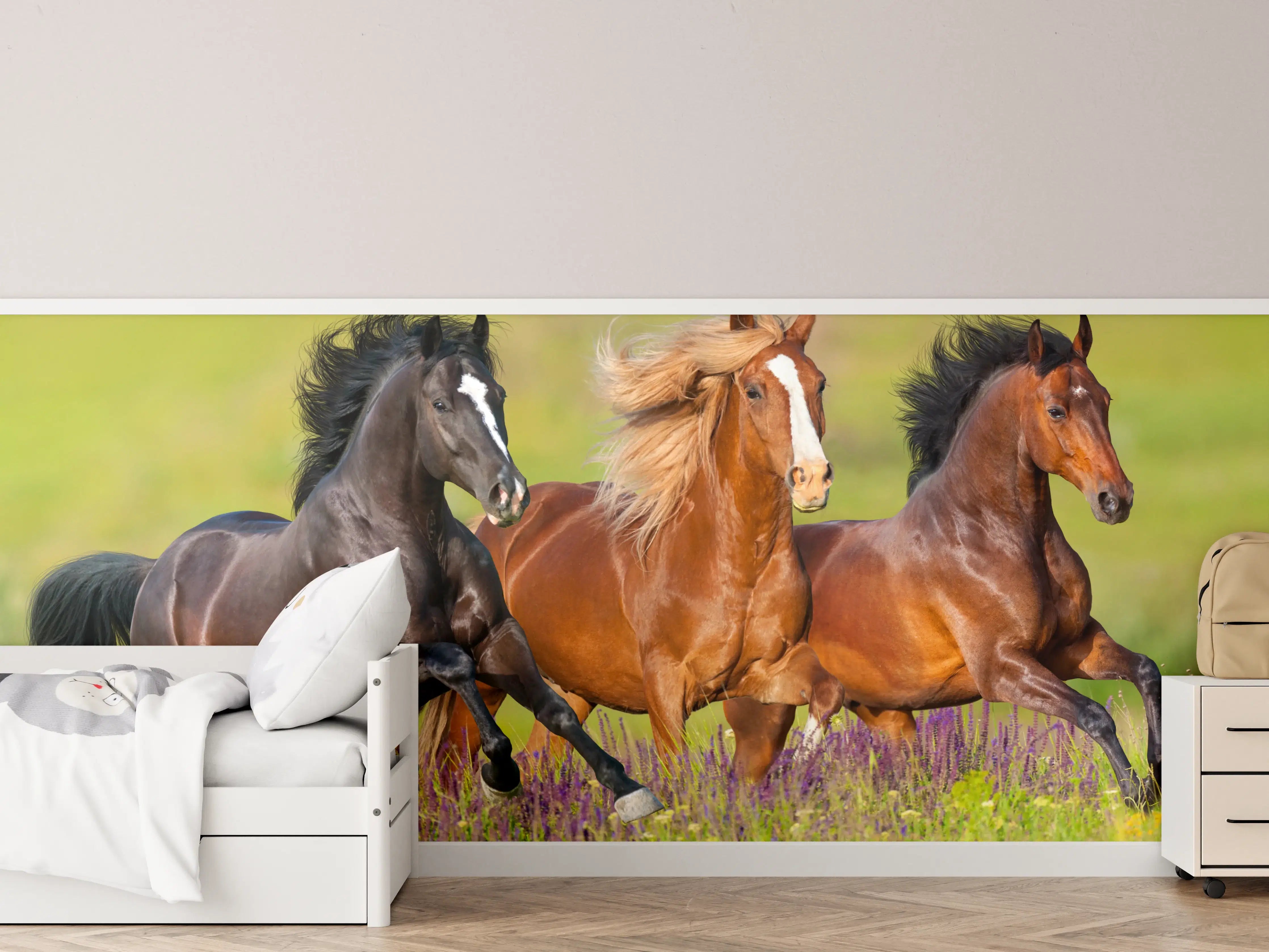 Kinderzimmer Wandgestaltung - Drei galoppierende Pferde in einer bunten Wiesenlandschaft