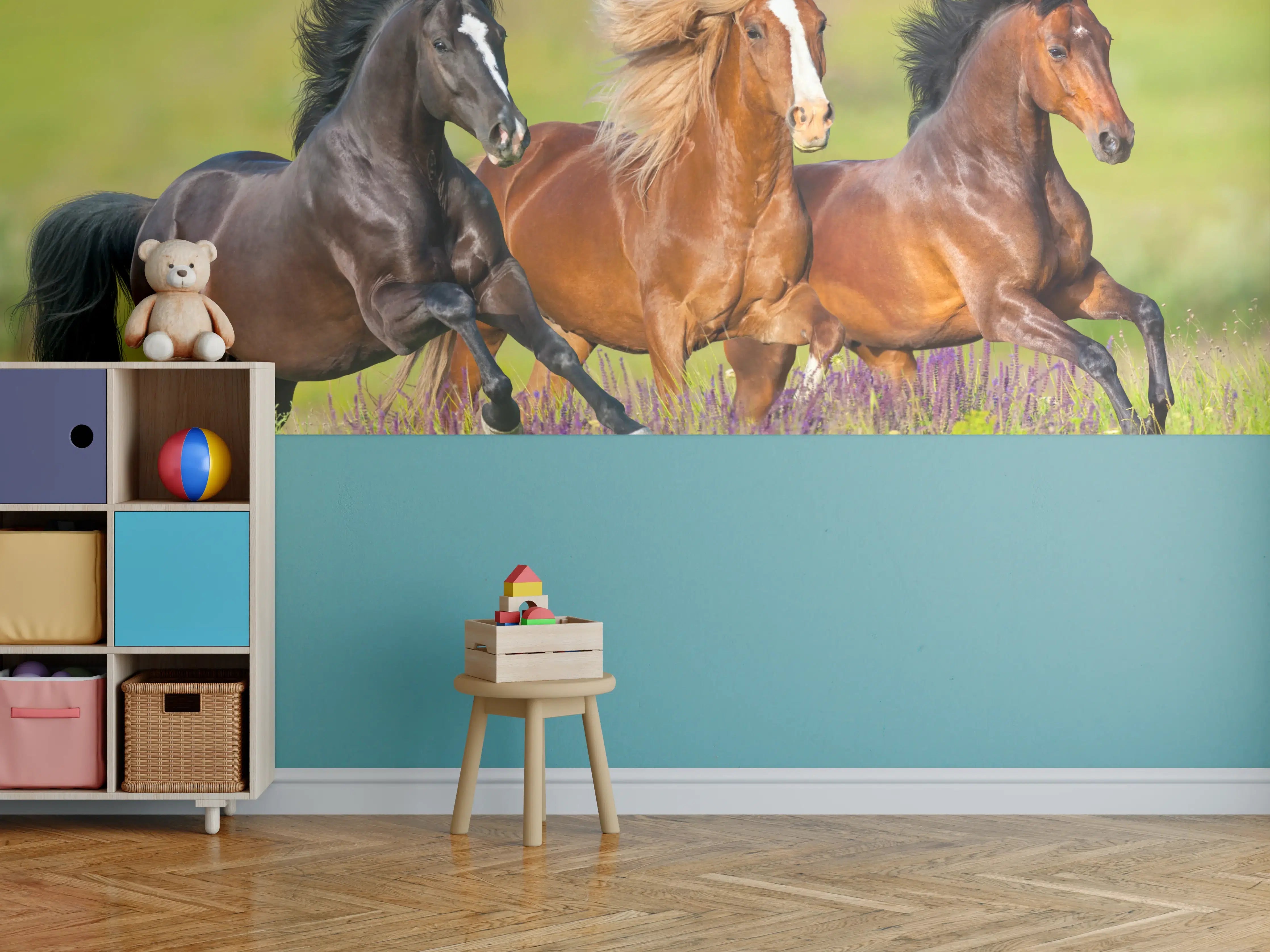 Kinderzimmer Wandgestaltung - Drei galoppierende Pferde in einer bunten Wiesenlandschaft