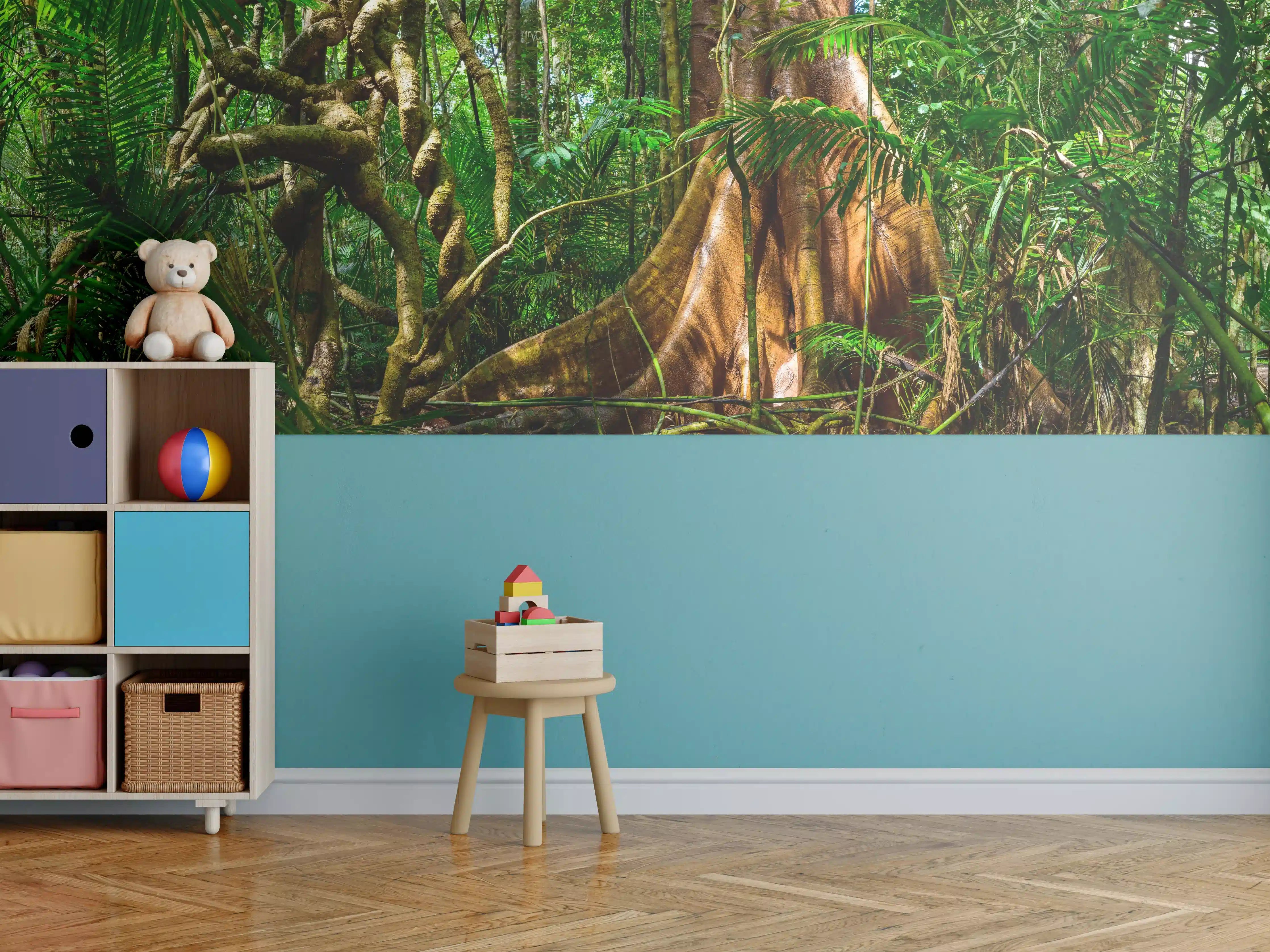 Kinderzimmer Wandgestaltung - Dschungel im Regenwald mit riesigem Baumstumpf