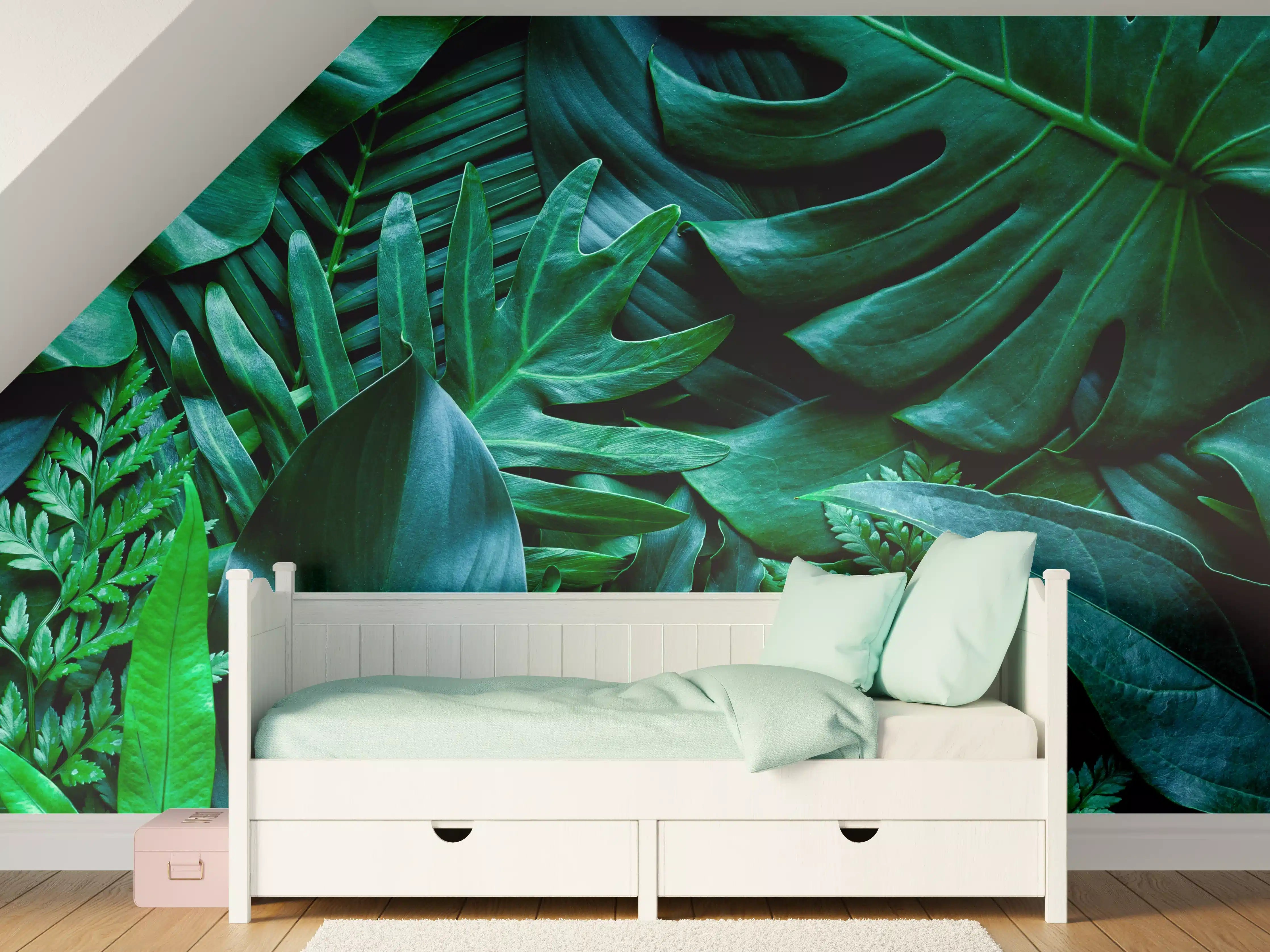 Kinderzimmer Wandgestaltung - Dschungelblätter in sattem Grün