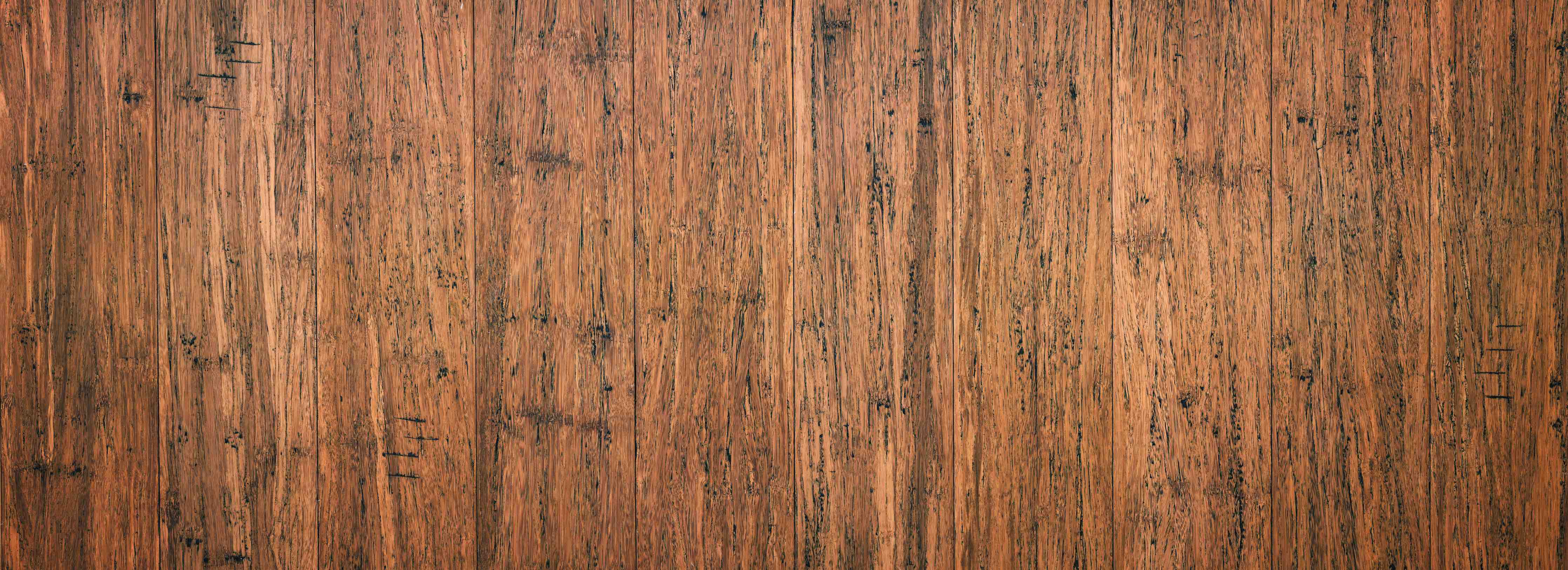 Kinderzimmer Wandgestaltung-Dunkelbraunes rustikales Holzbrett