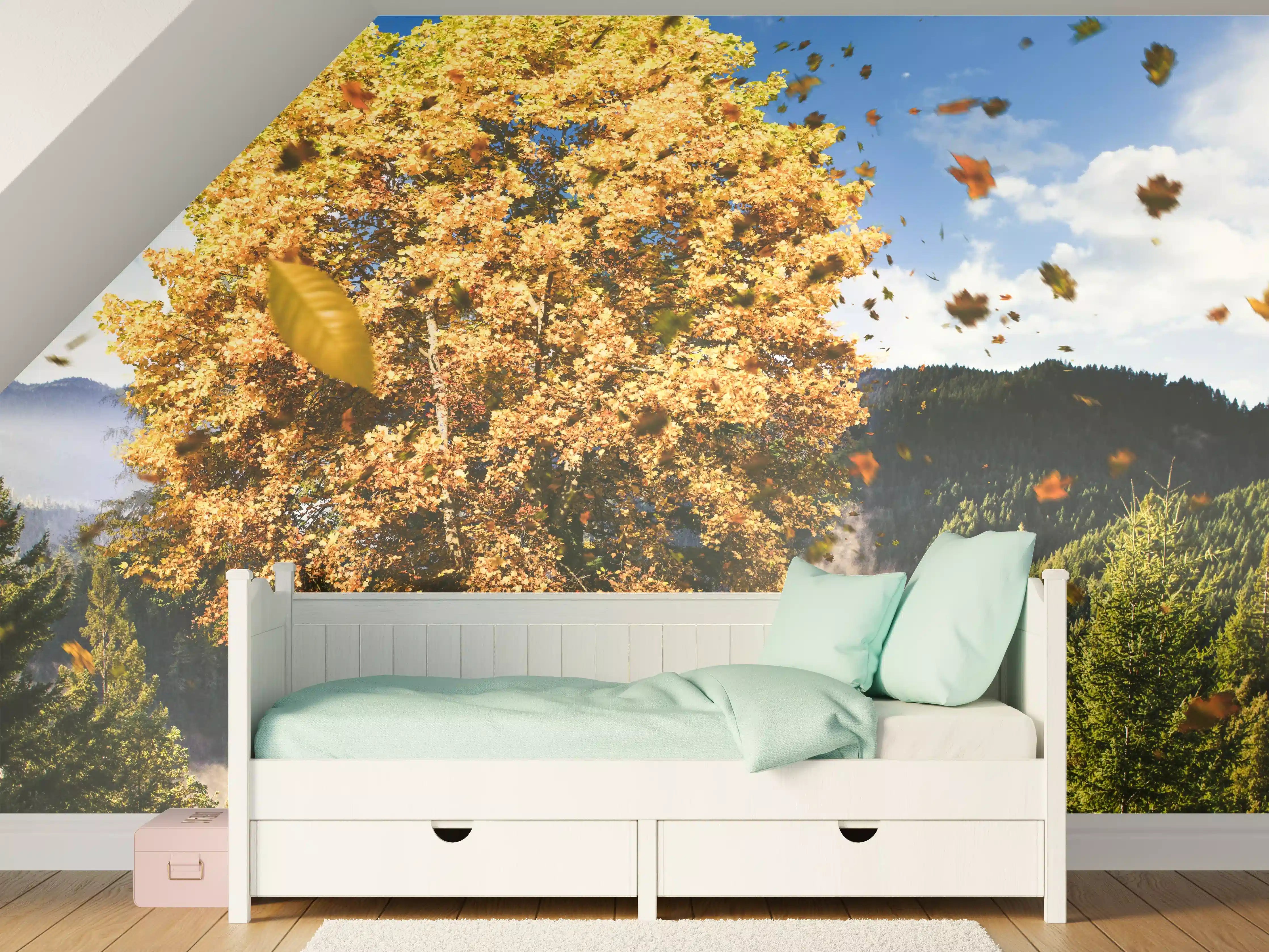 Kinderzimmer Wandgestaltung - Einzelner Herbst Baum im Wald bei Wind