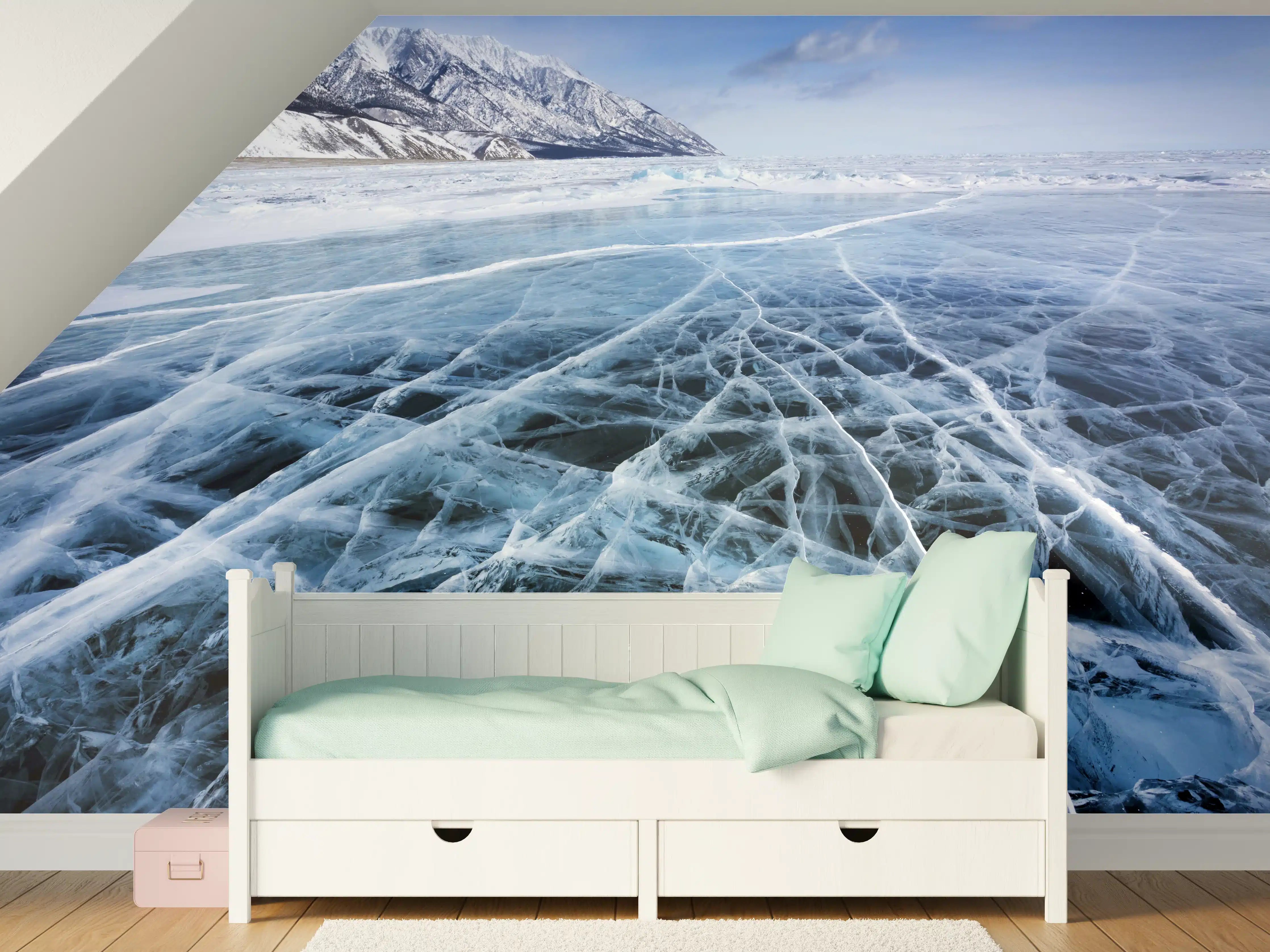 Kinderzimmer Wandgestaltung - Eisfläche mit tiefblauem Himmel