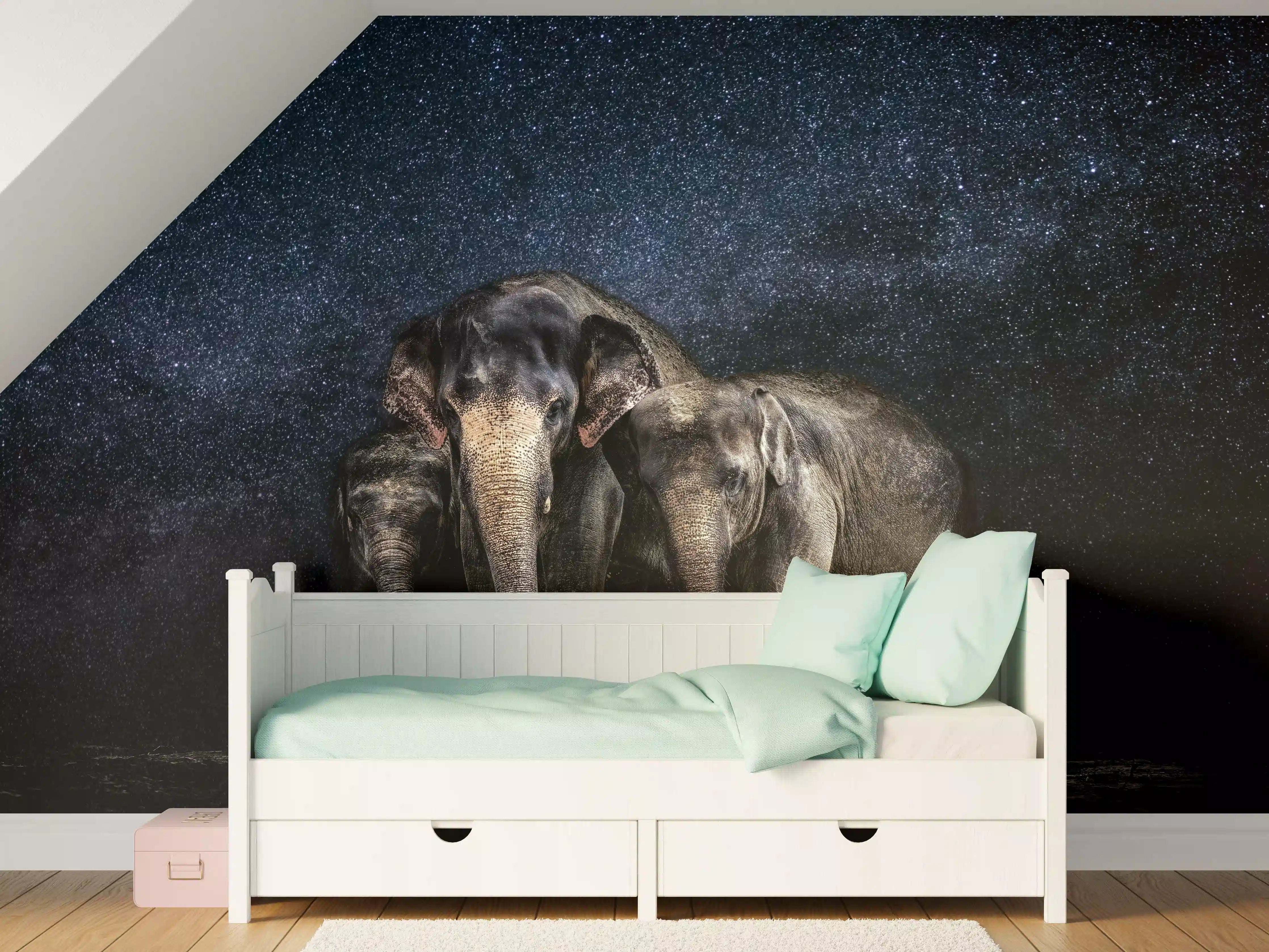 Kinderzimmer Wandgestaltung - Elefantenfamilie zwischen den Sternen
