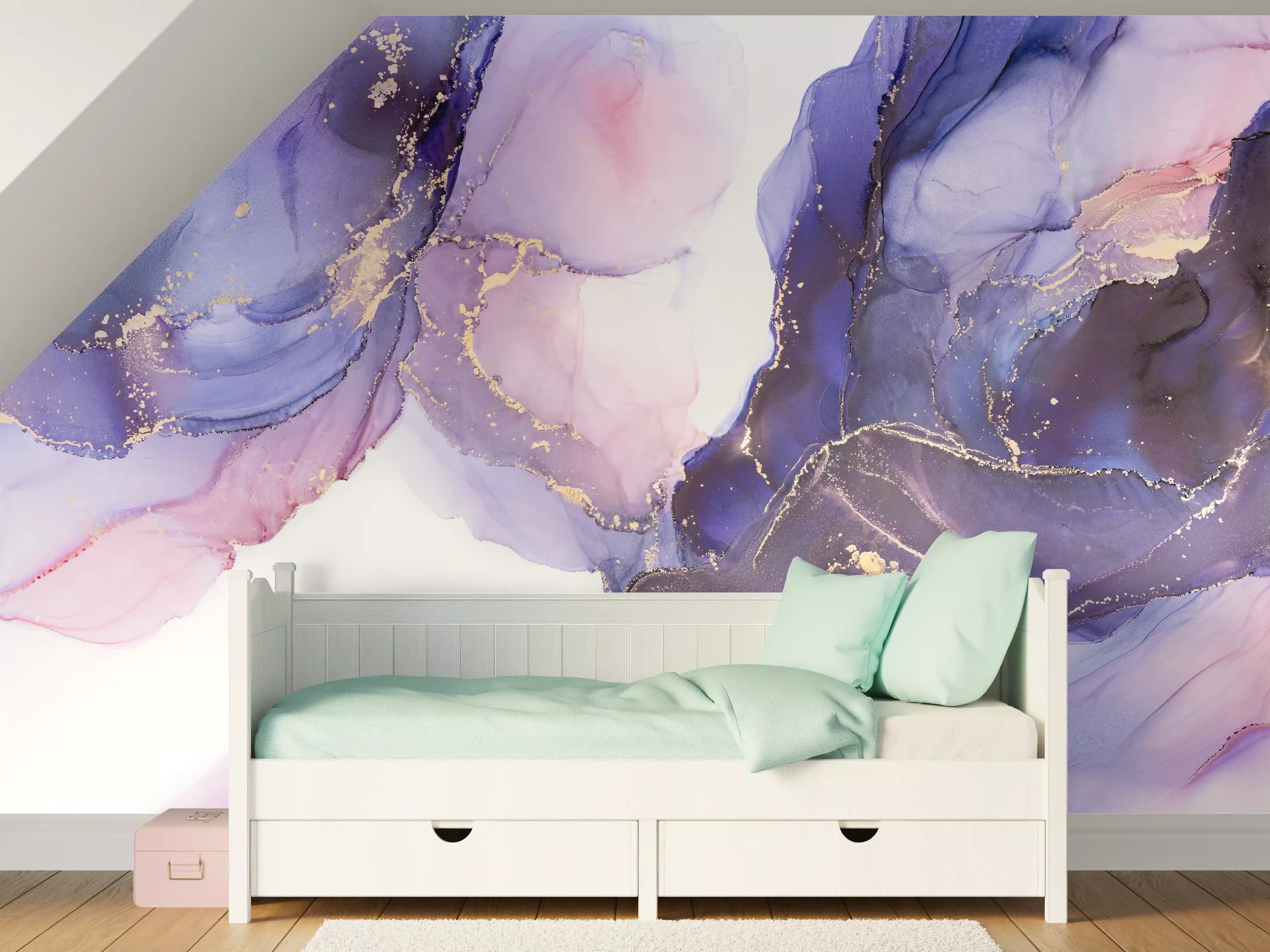 Kinderzimmer Wandgestaltung - Elegante Aquarellkunst in Blau- und Lilatönen mit Goldakzenten